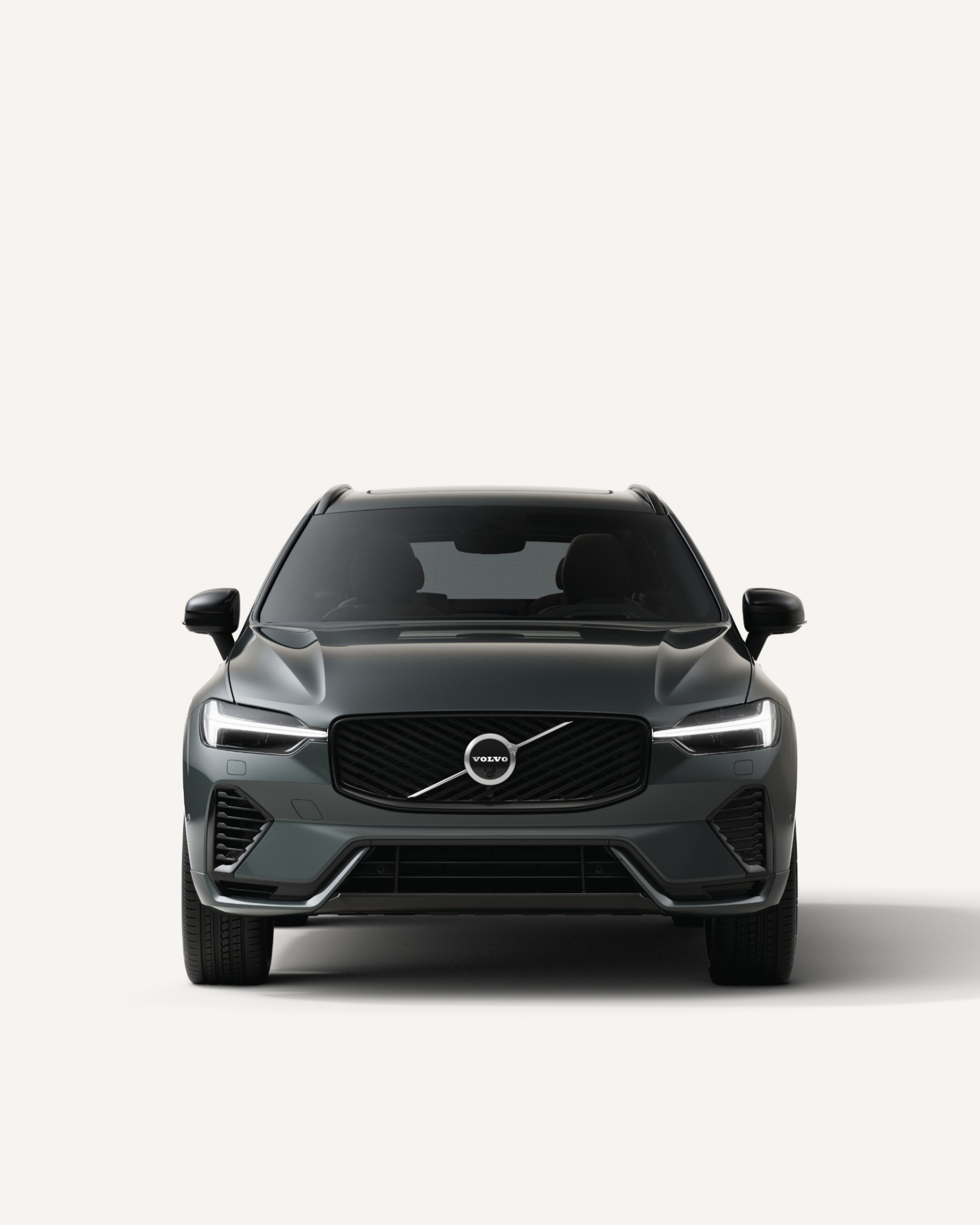 Vista frontale del SUV plug-in hybrid di medie dimensioni Volvo XC60 in uno studio bianco.
