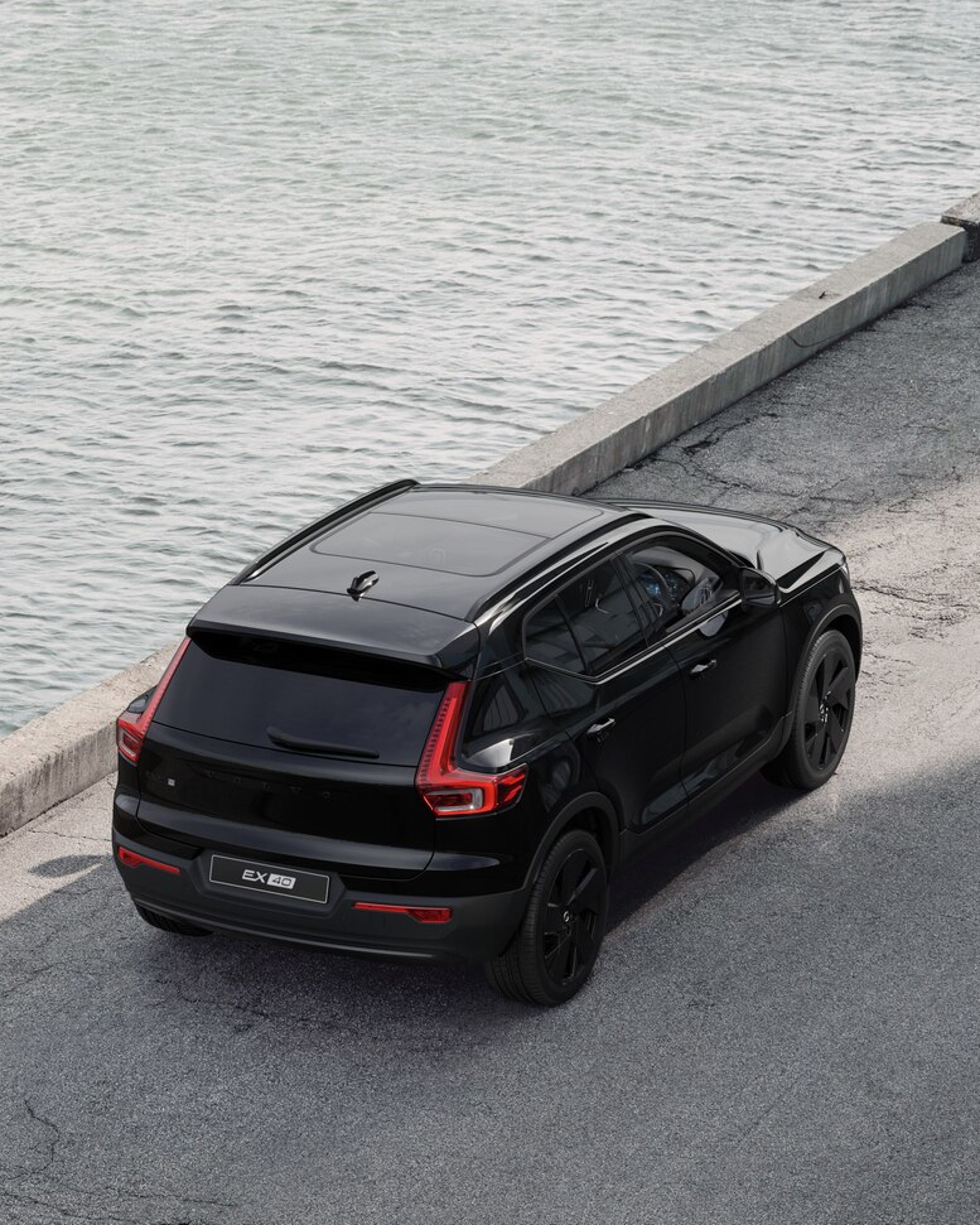 Rear view of the fully electric Volvo EX40 black edition