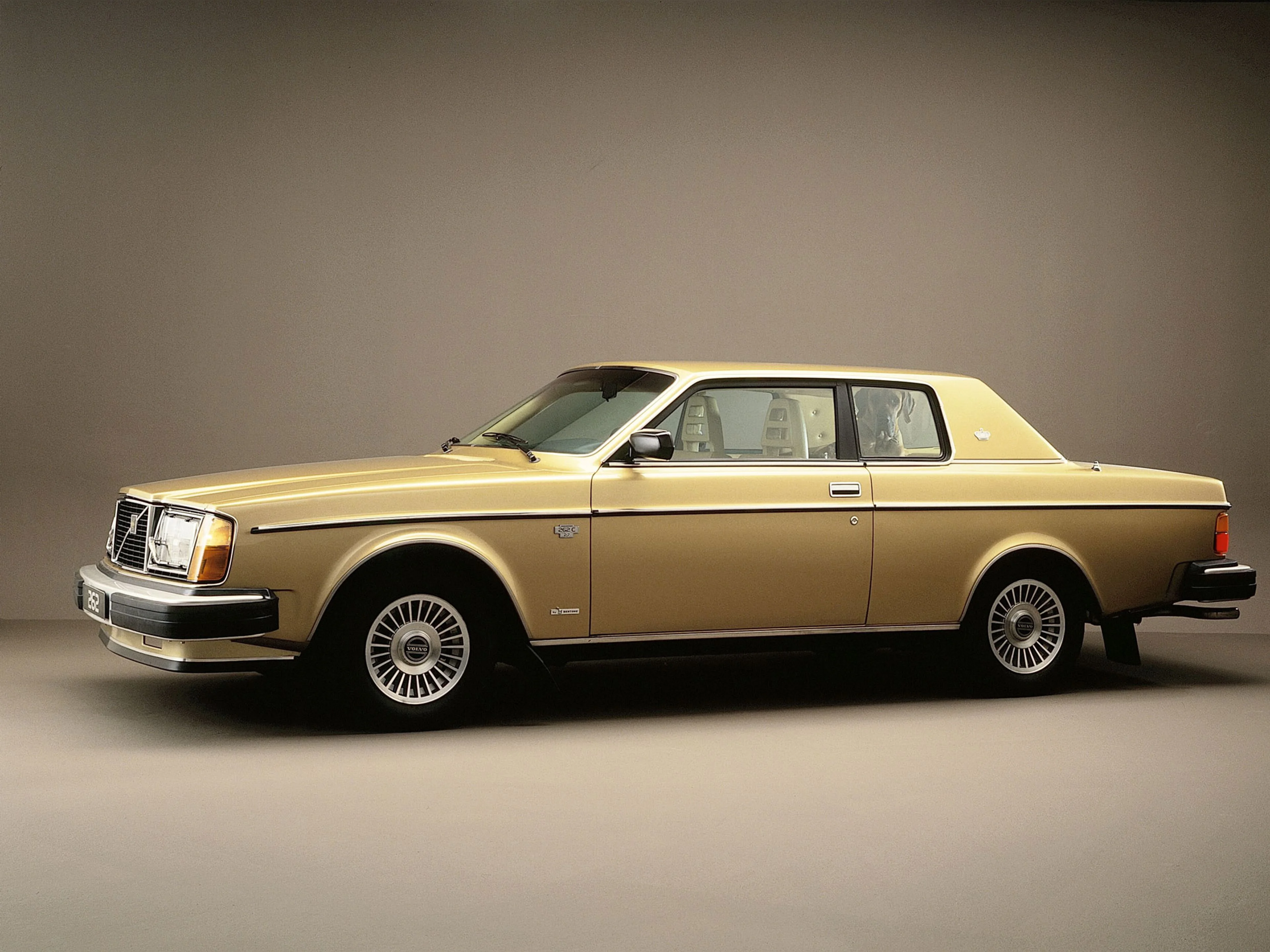 A képen a Volvo 262C látható