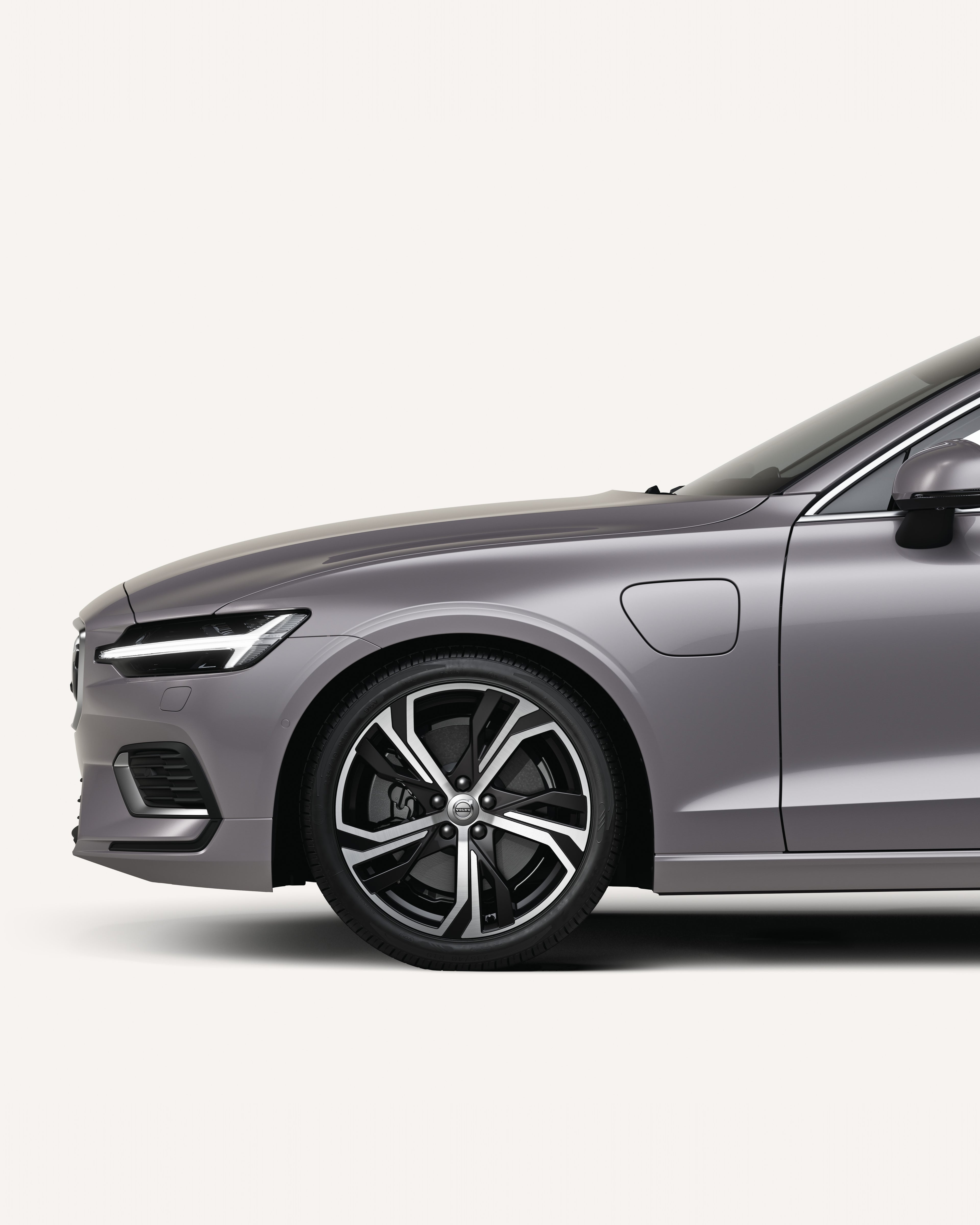 Vorderseite des Volvo V60 in einer weißen Studioumgebung.