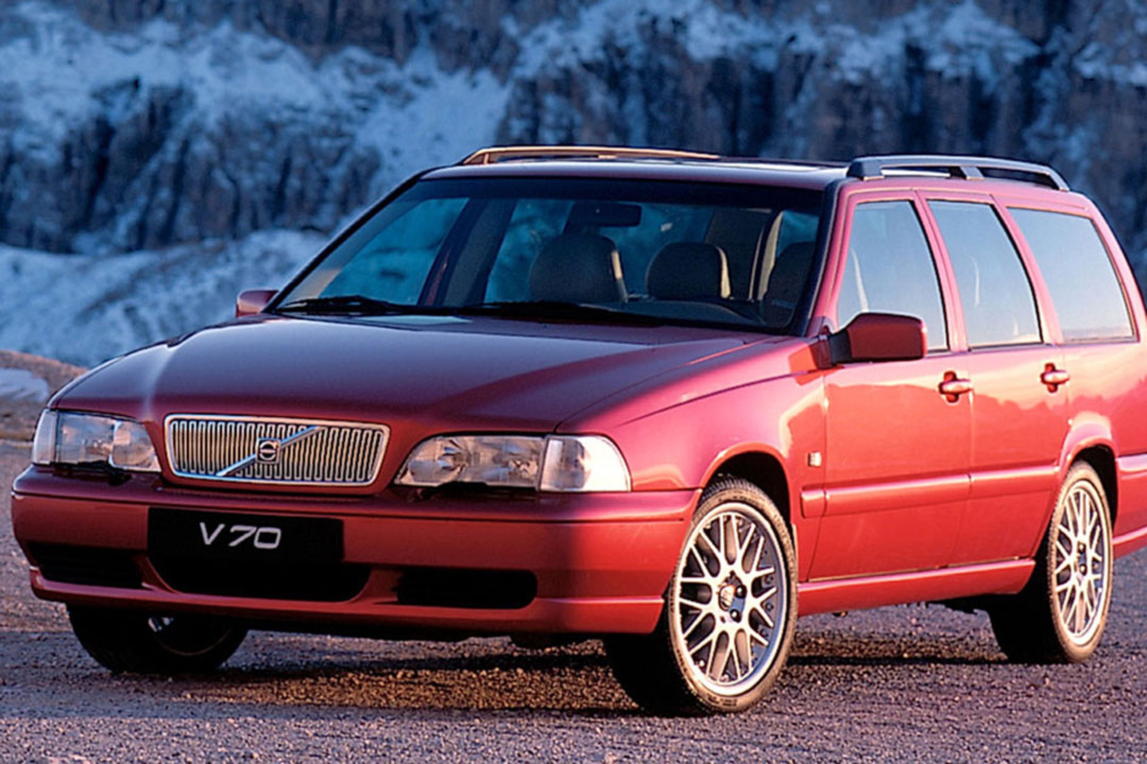 Un Volvo 850 Estate aparcado con una bicicleta instalada en el techo.