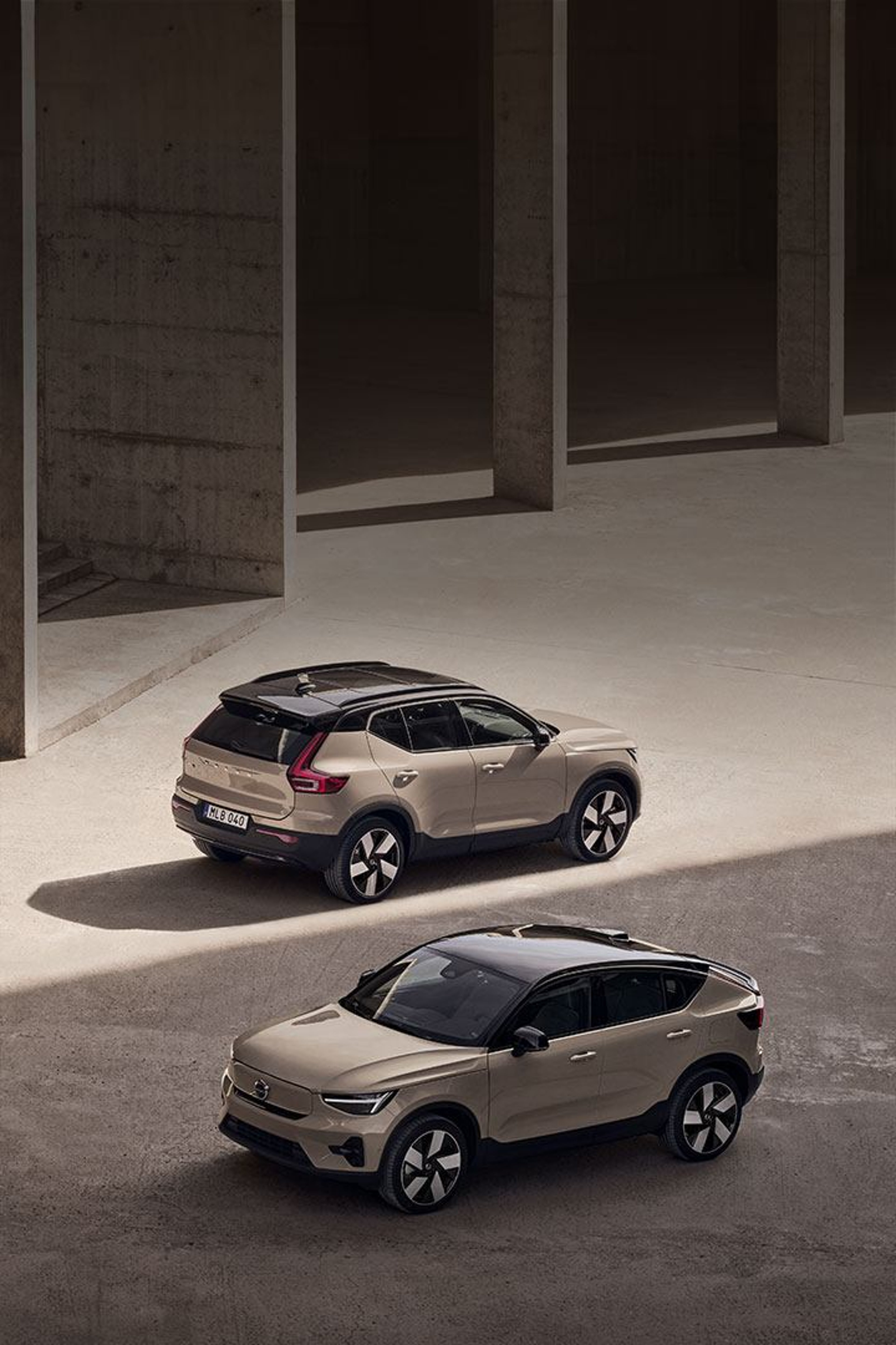 וולוו EC40 ו-EX40 החשמליים חונים במקביל לצד מבנה מרשים