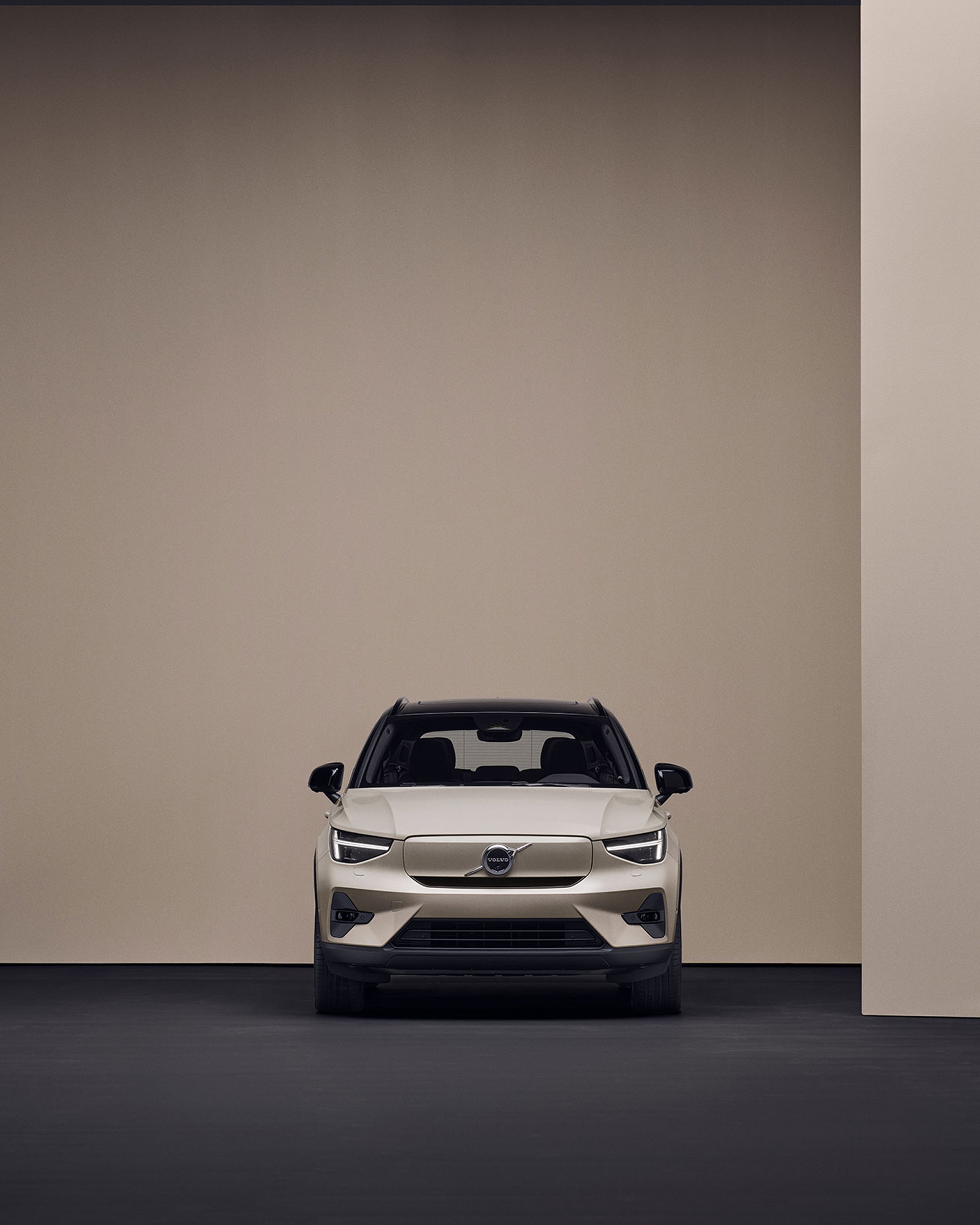Front view of the fully electric Volvo EX40.