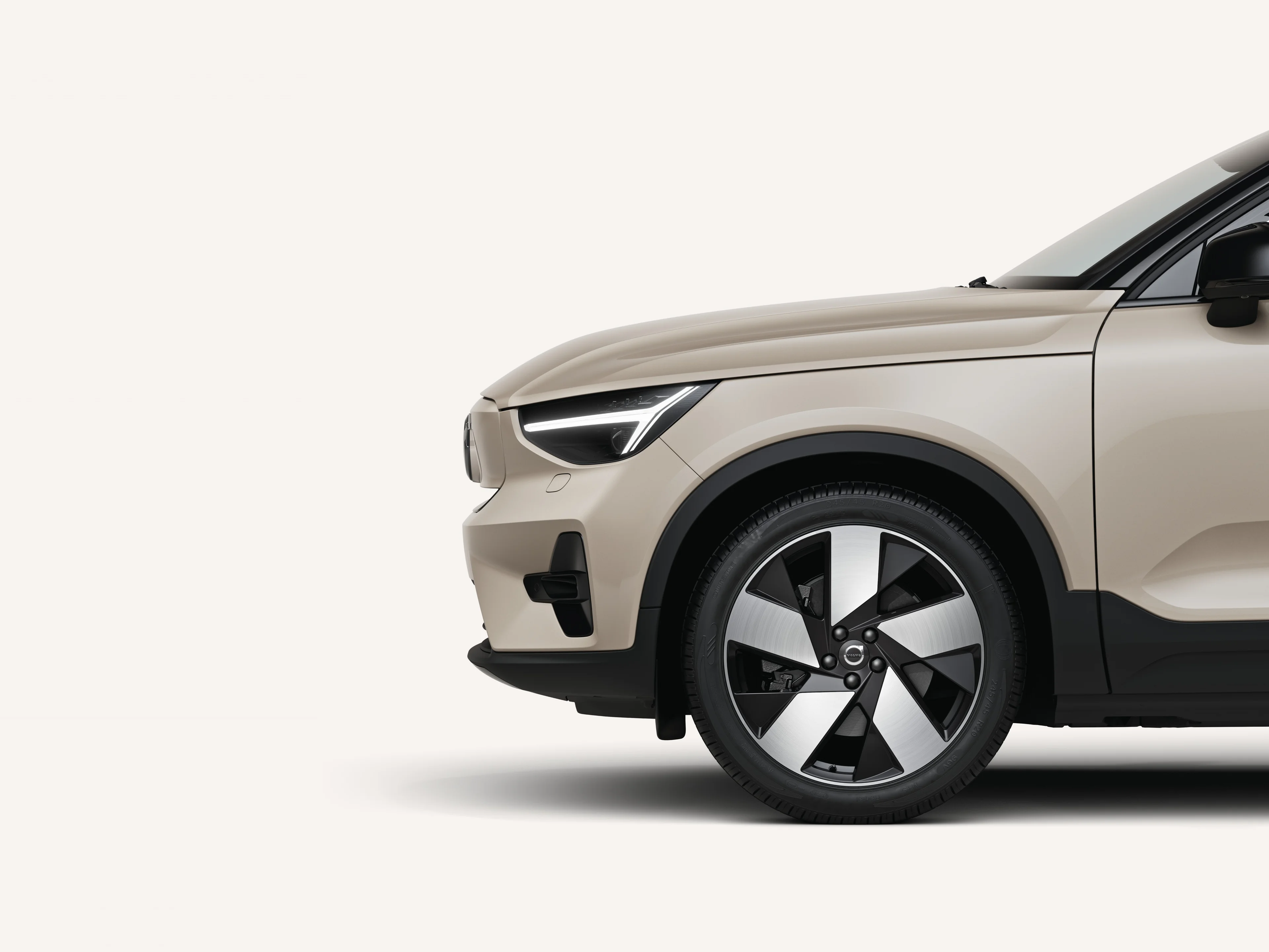 Moitié avant du Volvo EC40 dans un studio blanc.