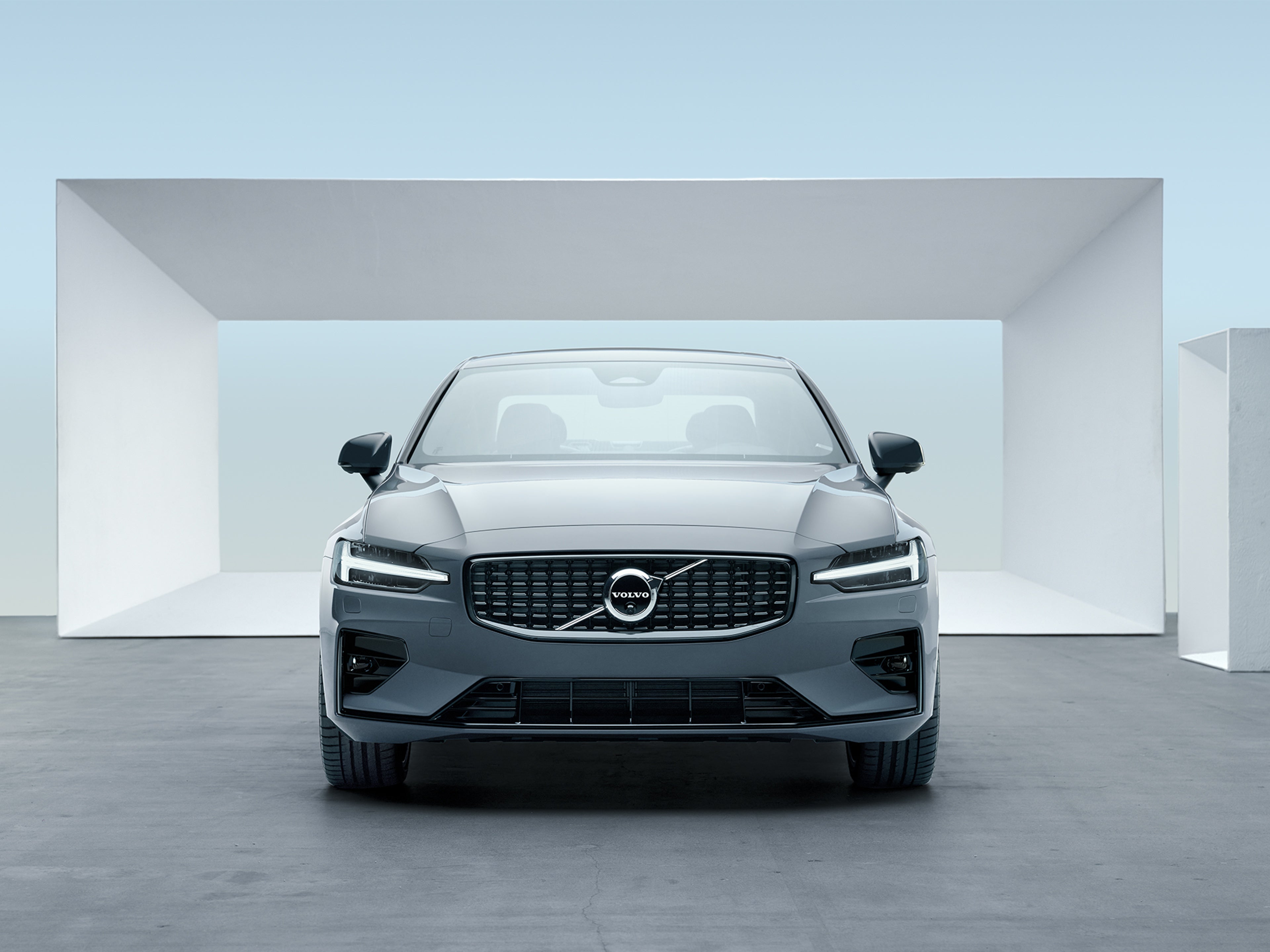 Detalles renovados del diseño exterior del Volvo S60 sedán.