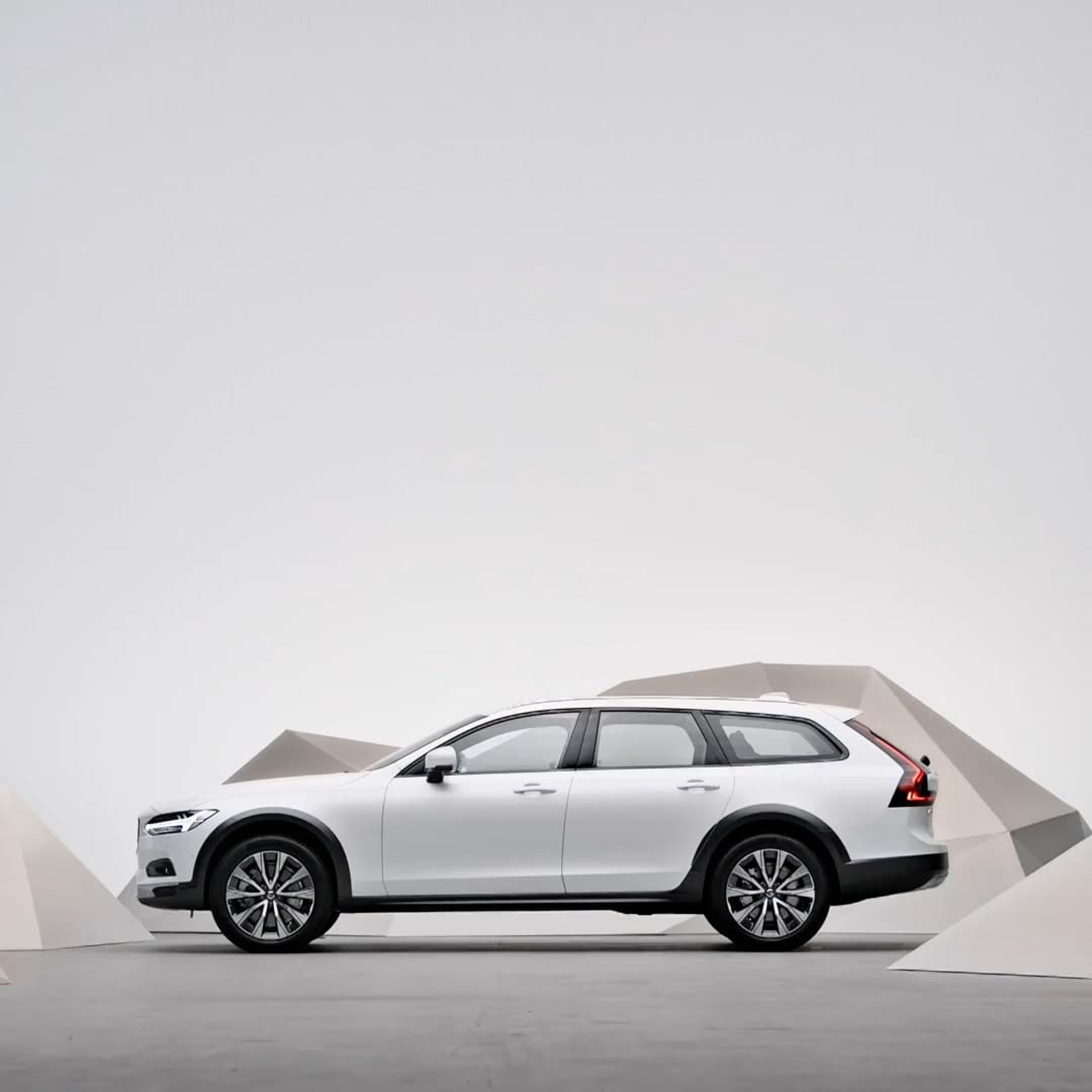 Side exterior of the Volvo V90 Cross Country in Crystal White.