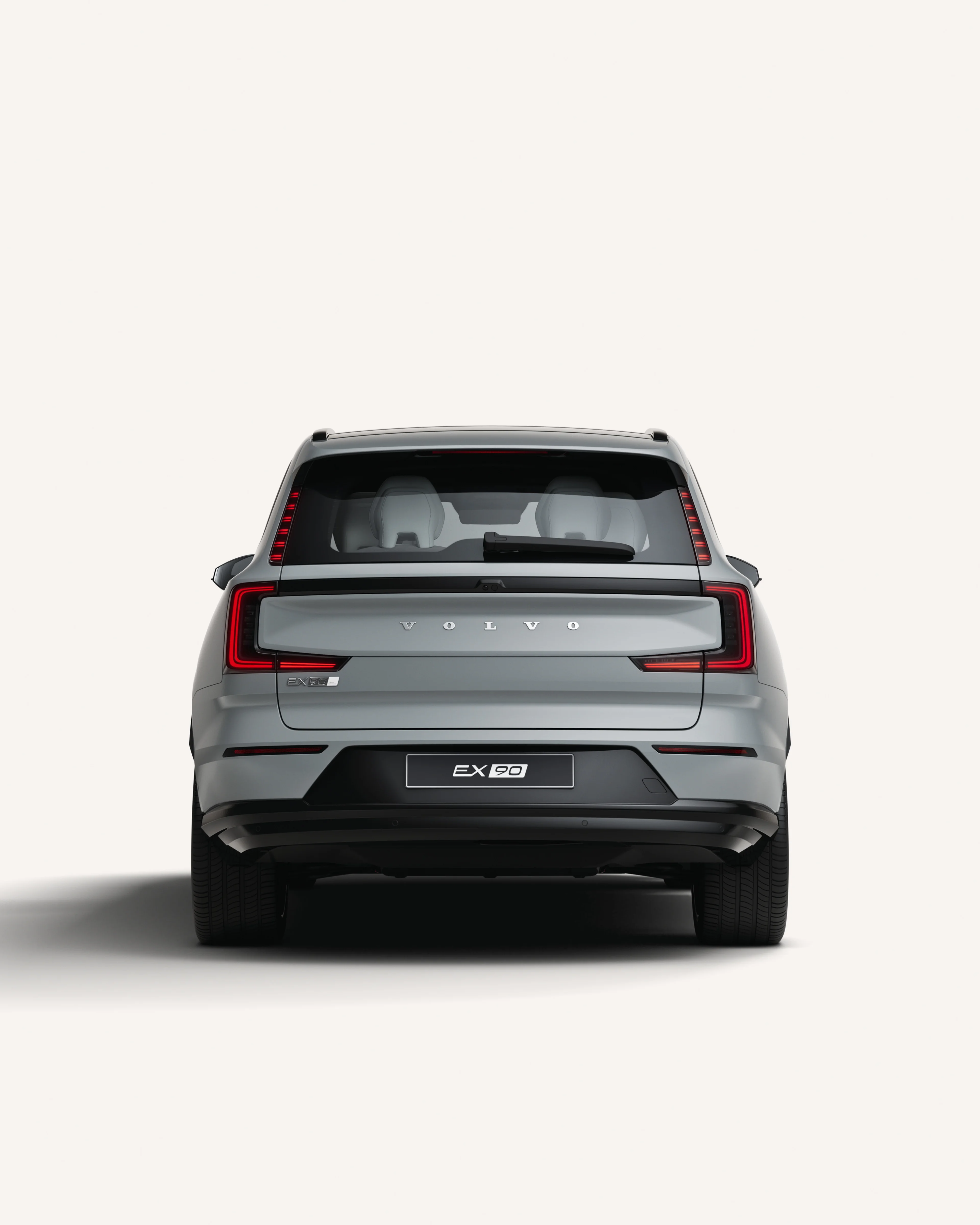 Vy bakifrån av Volvo EX90 i vit studiomiljö.