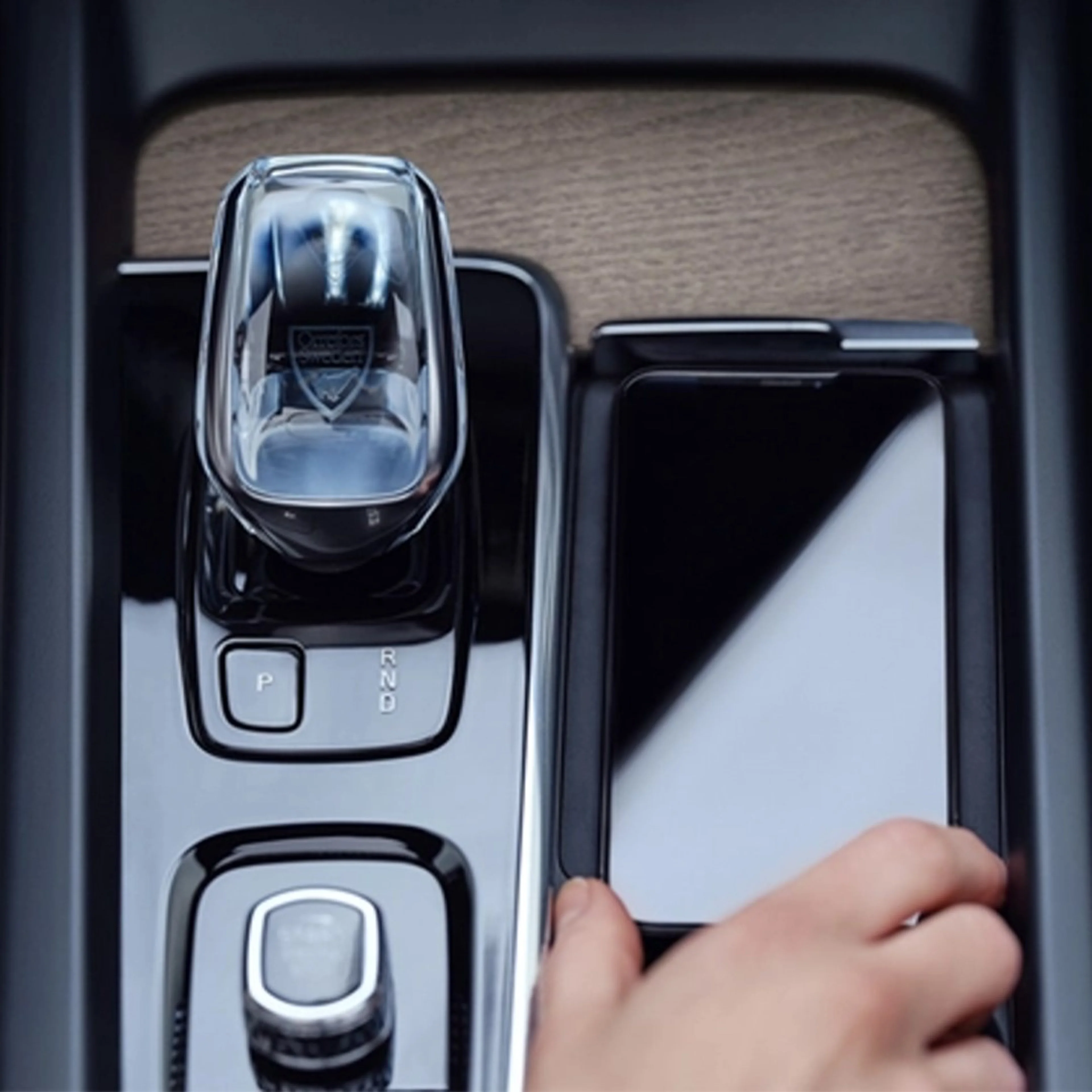 볼보 XC90의 에어 서스펜션 및 충격 흡수 장치 기술의 세부 이미지.