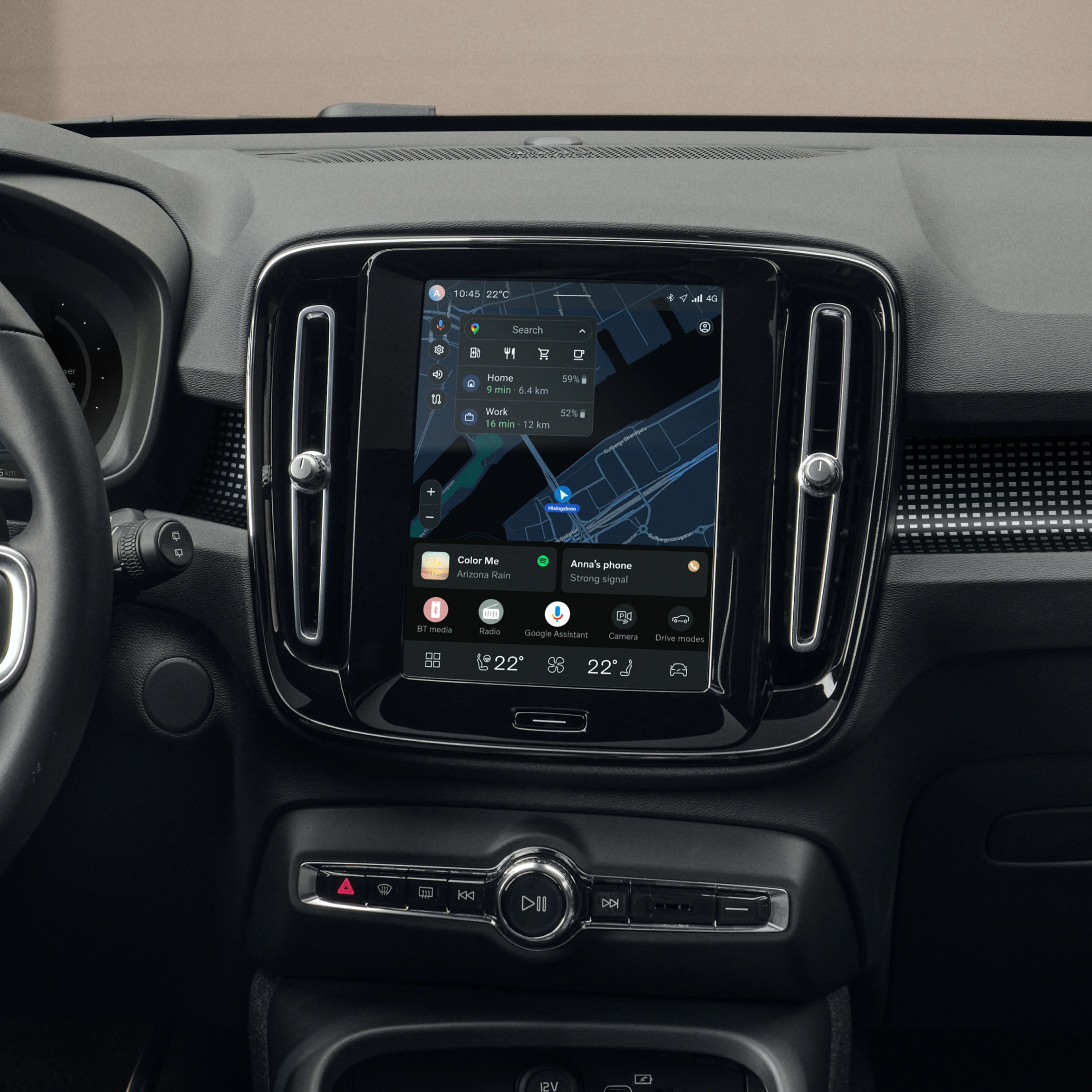Auf dem Zentraldisplay des Volvo EX40 wird eine Bestätigungsmeldung für das Software-Update angezeigt.