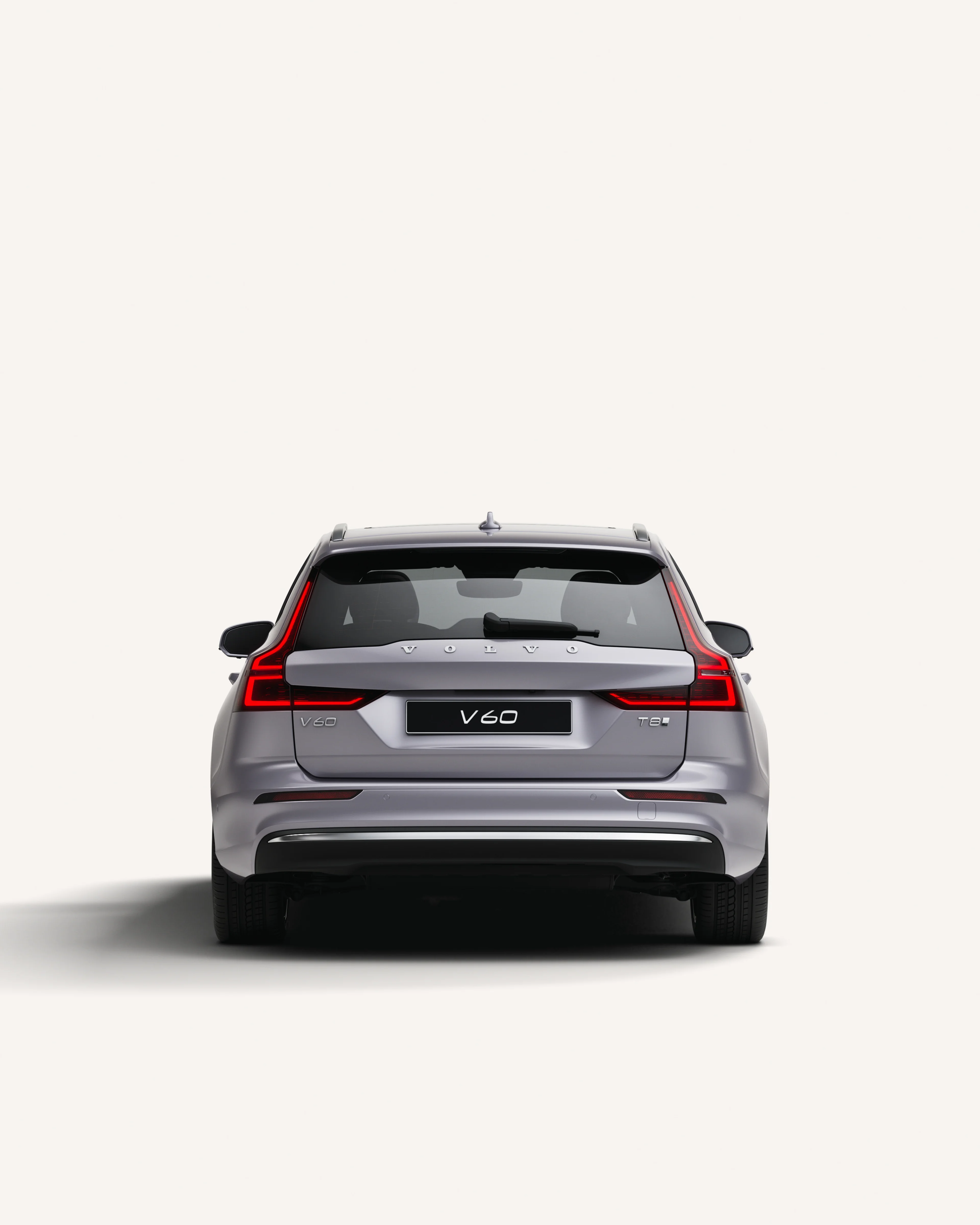 Heckansicht des Volvo V60 in einer weißen Studioumgebung.