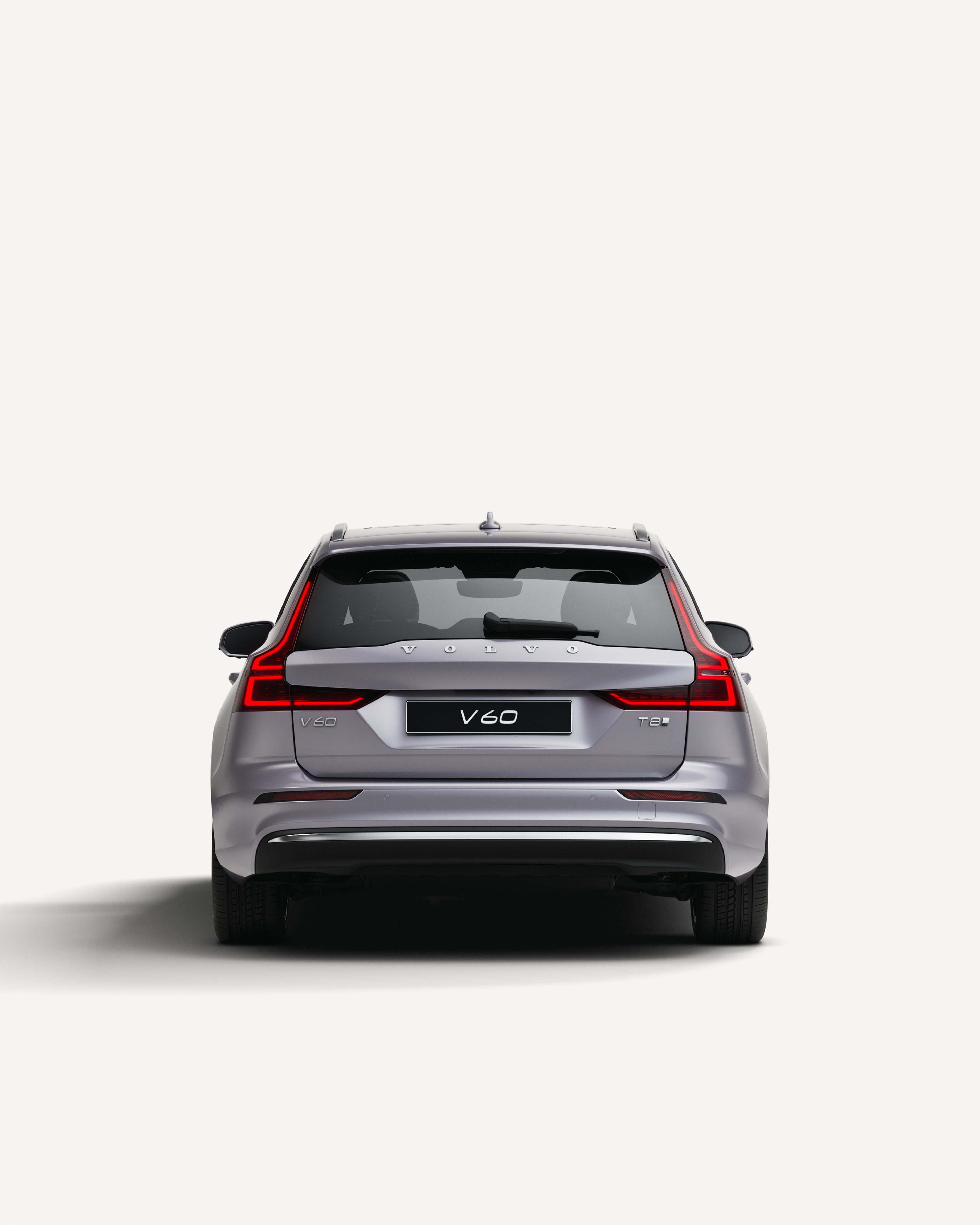 Heckansicht des Volvo V60 in einer weißen Studioumgebung.