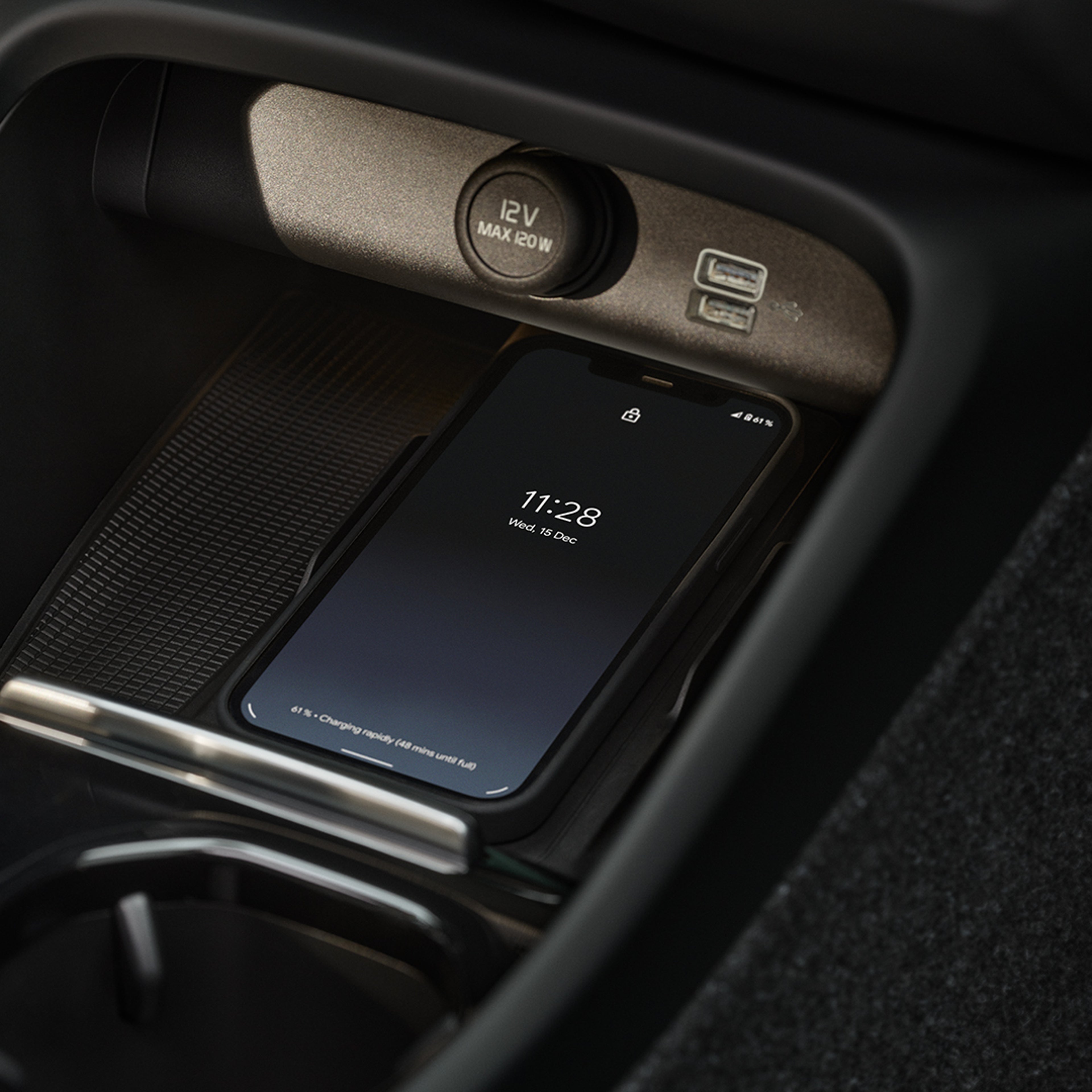 Close-up van de kristallen versnellingspook in de middenconsole van de Volvo XC40 Recharge Plug-in hybrid.