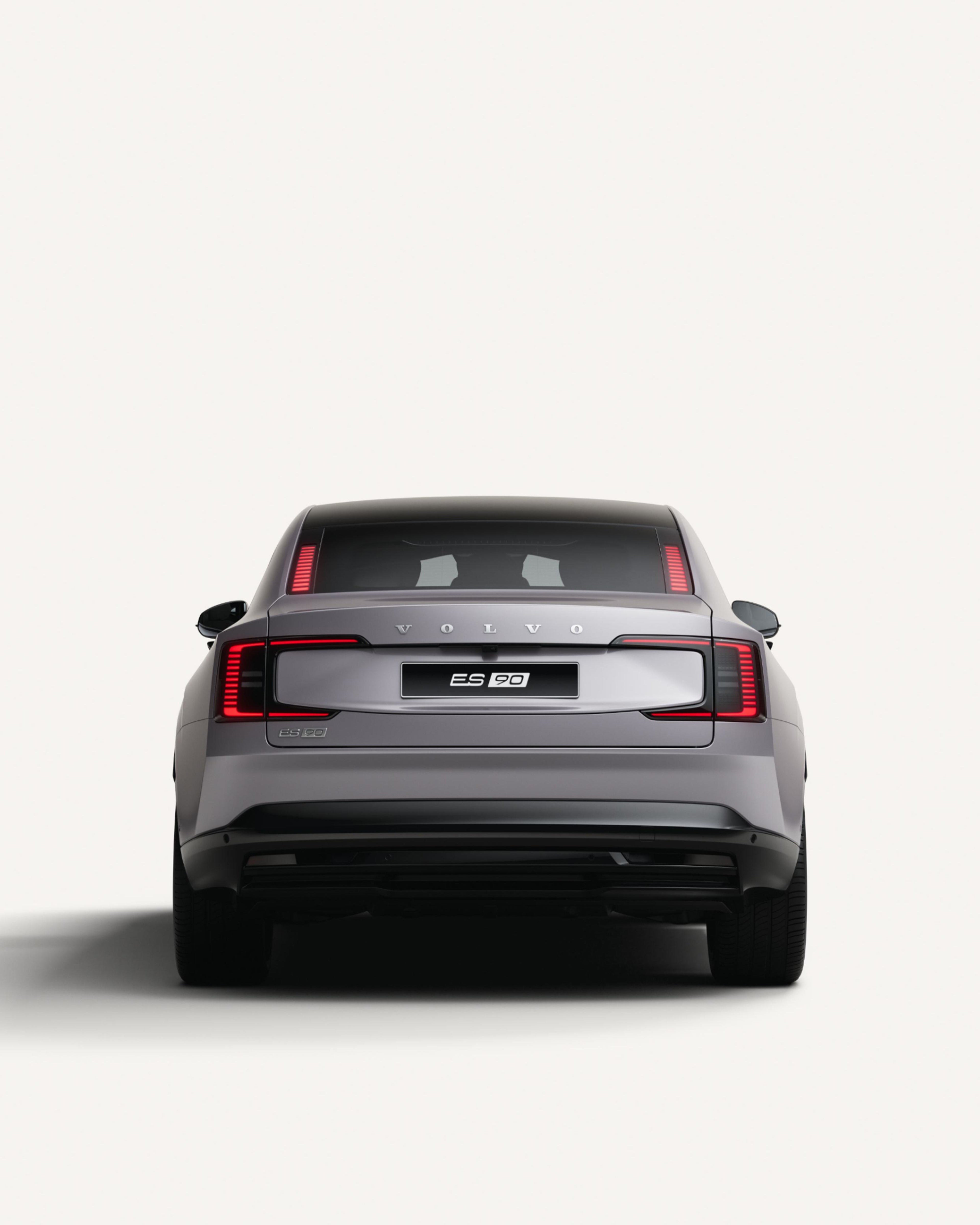 Vista posteriore di Volvo ES90 100% elettrica, con eleganti luci posteriori.