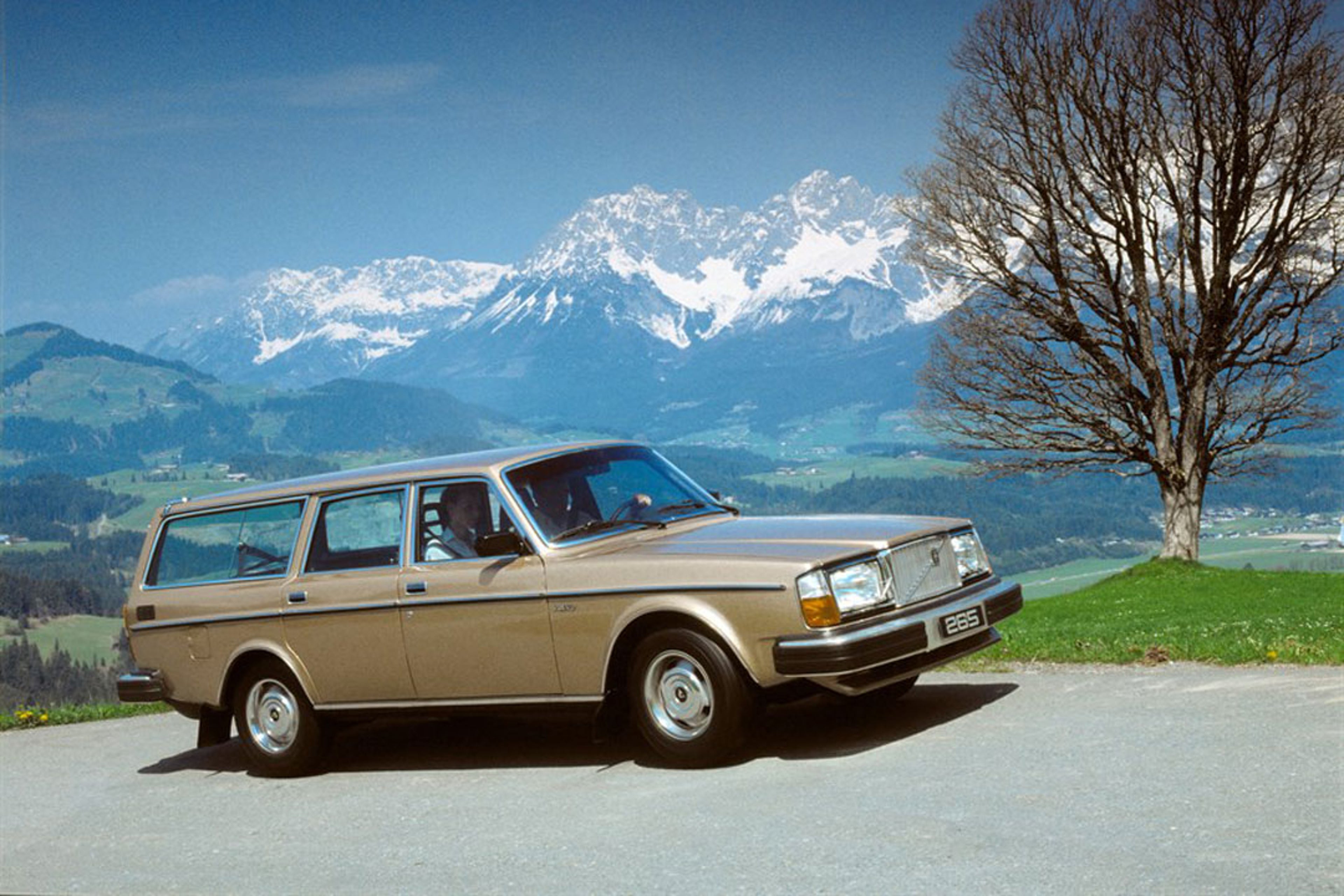 Volvo 265 garée sur une plage.