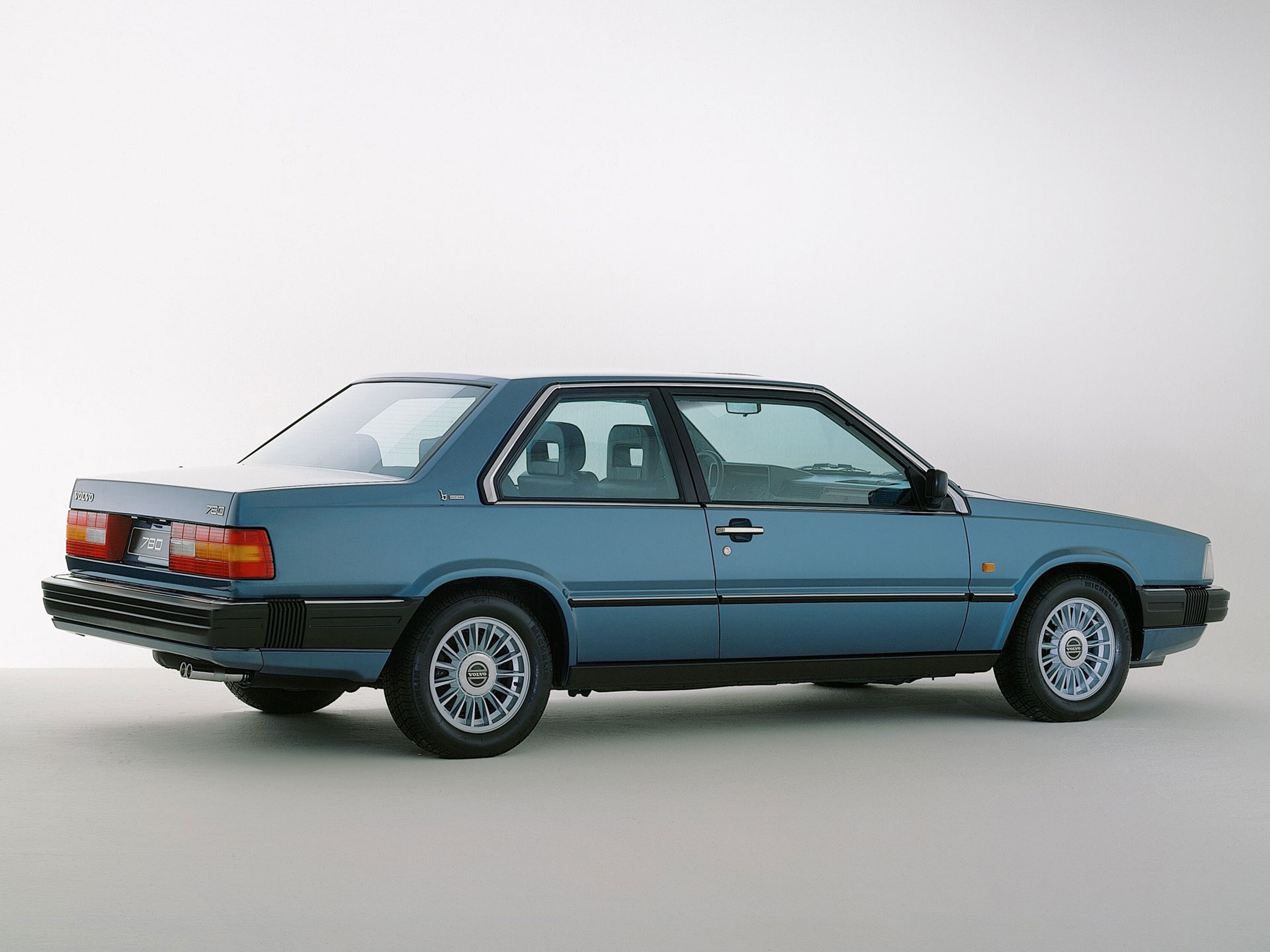 Slika koja prikazuje Volvo 780.