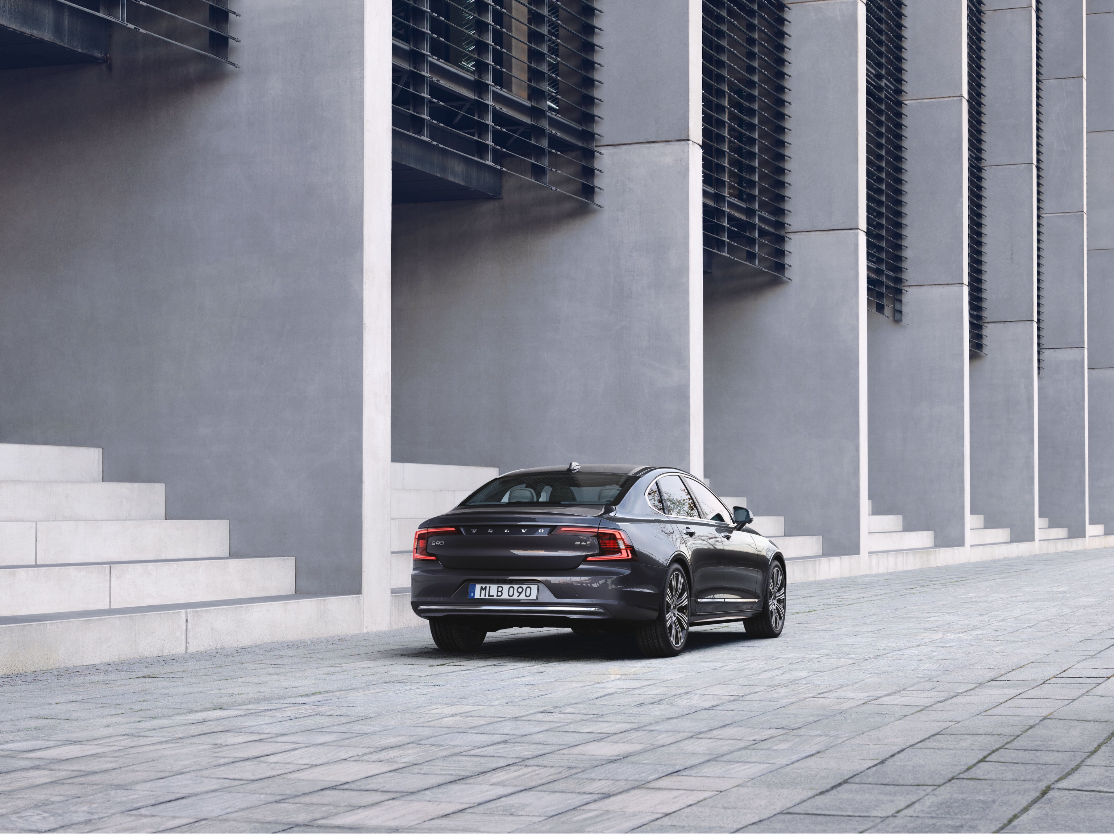 Foto de un Volvo S90 estacionado junto a unos escalones.