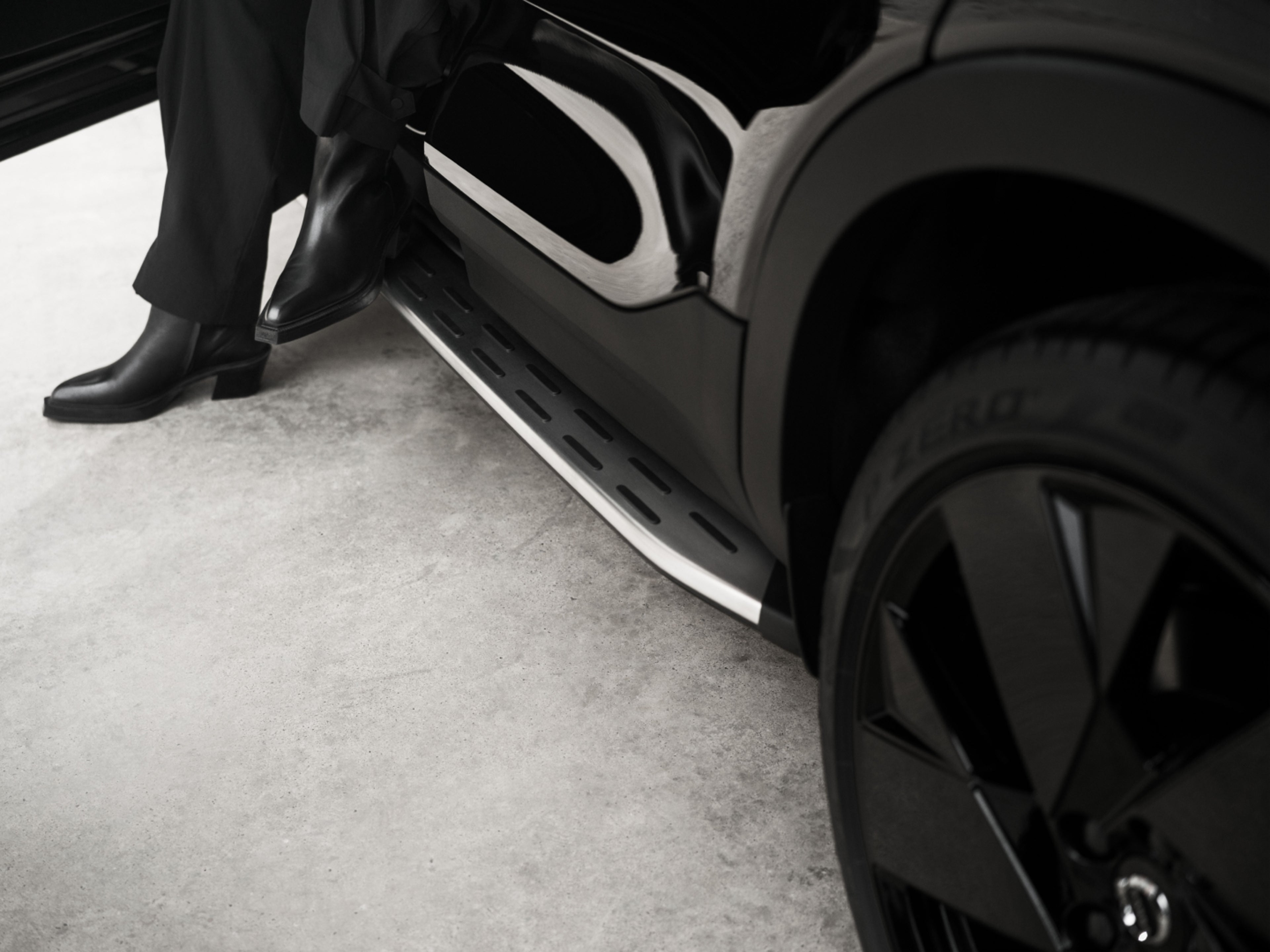 รันนิ่งบอร์ดที่ติดตั้งอยู่บน Volvo EC40 Black Edition