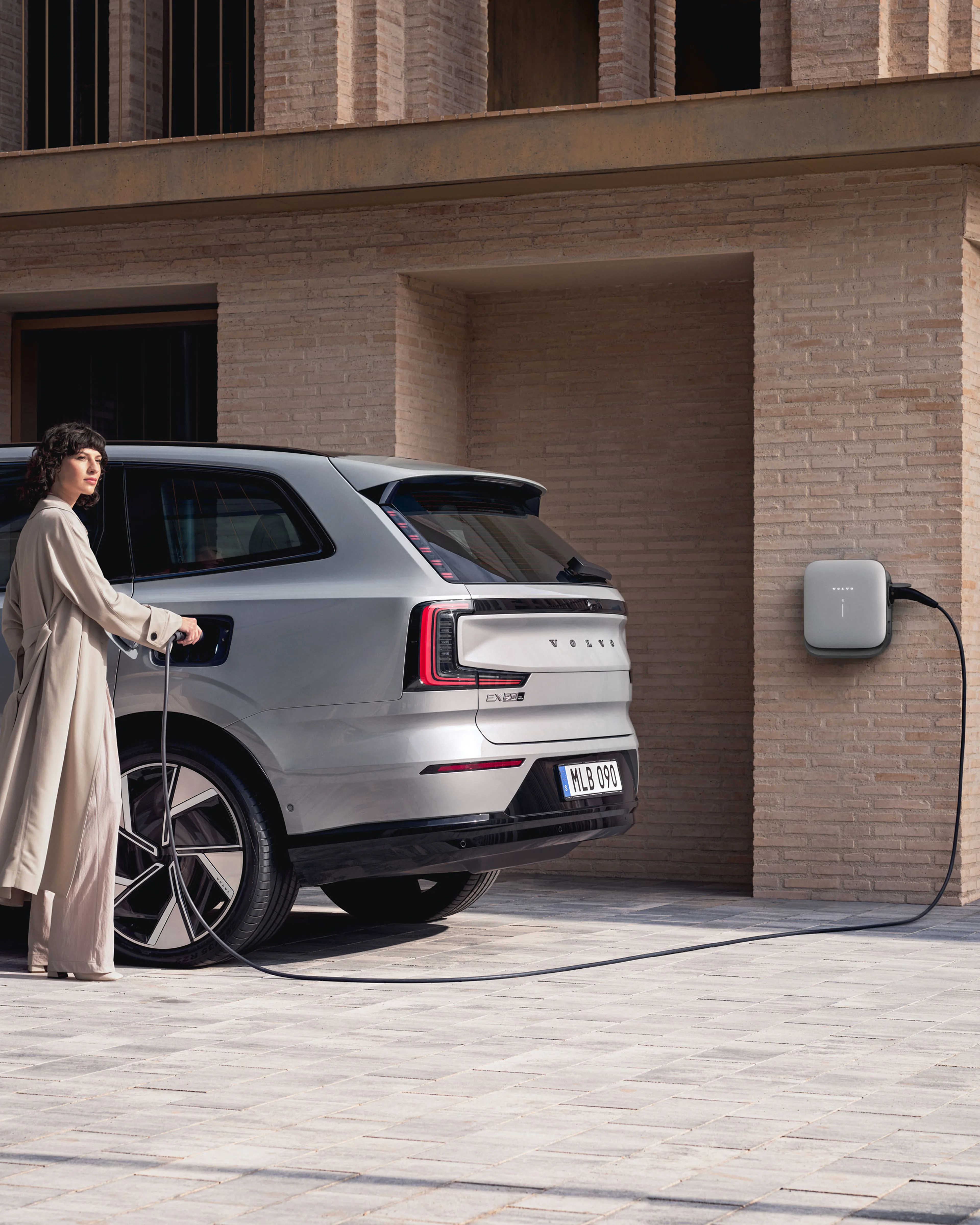 Femme rechargeant son Volvo XC90