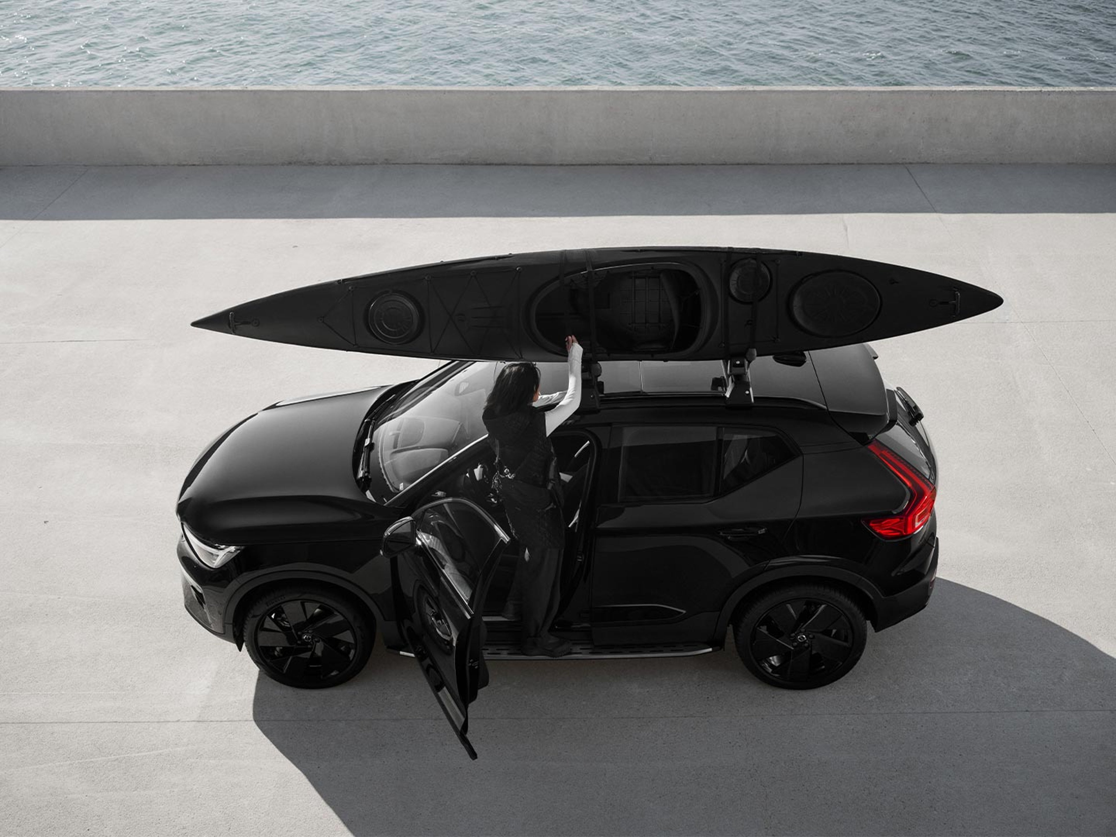 O Volvo EX40 100% elétrico Black Edition com um acessório de tejadilho.