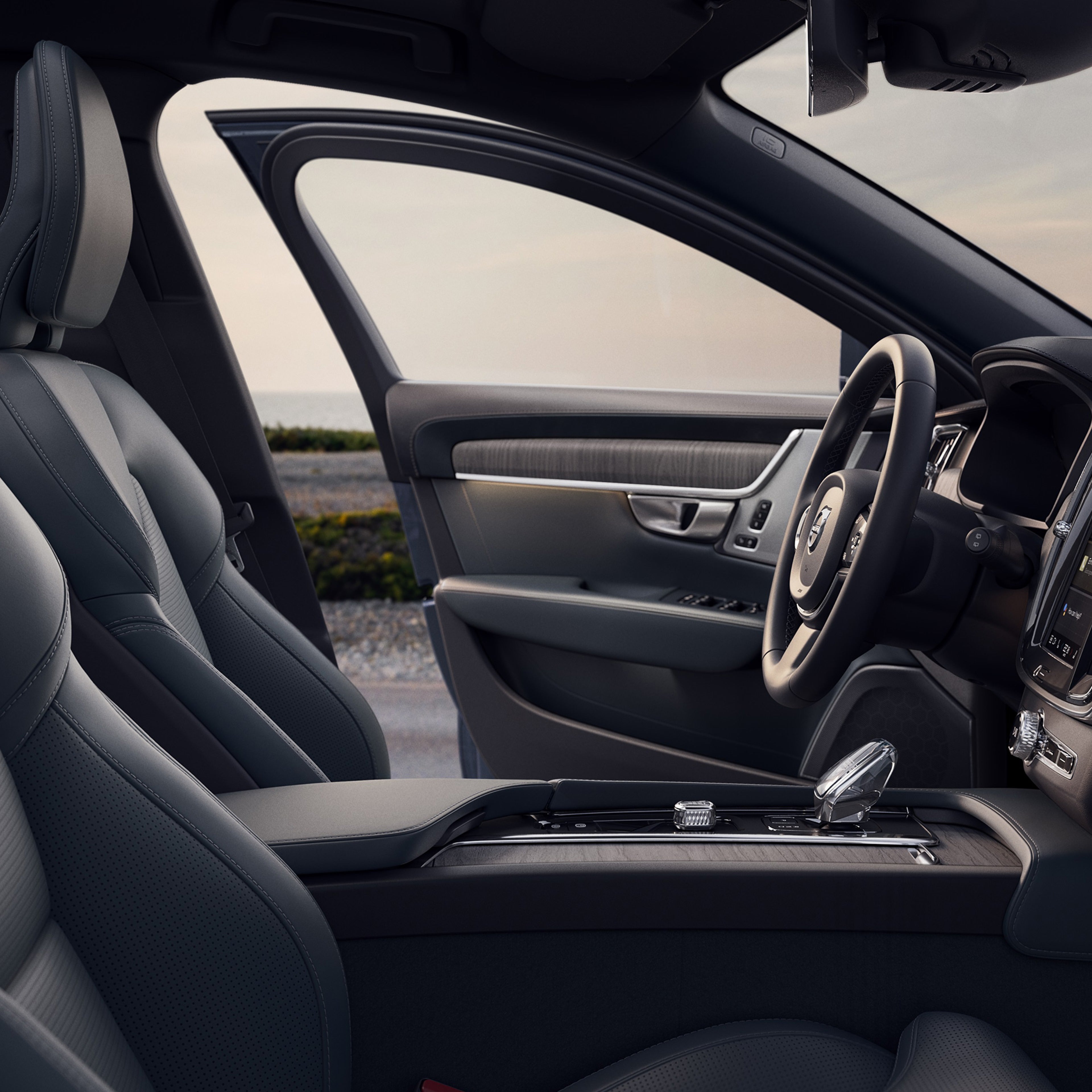 Innanrými Volvo V90 Cross Country með dyrnar ökumannsmegin opnar.