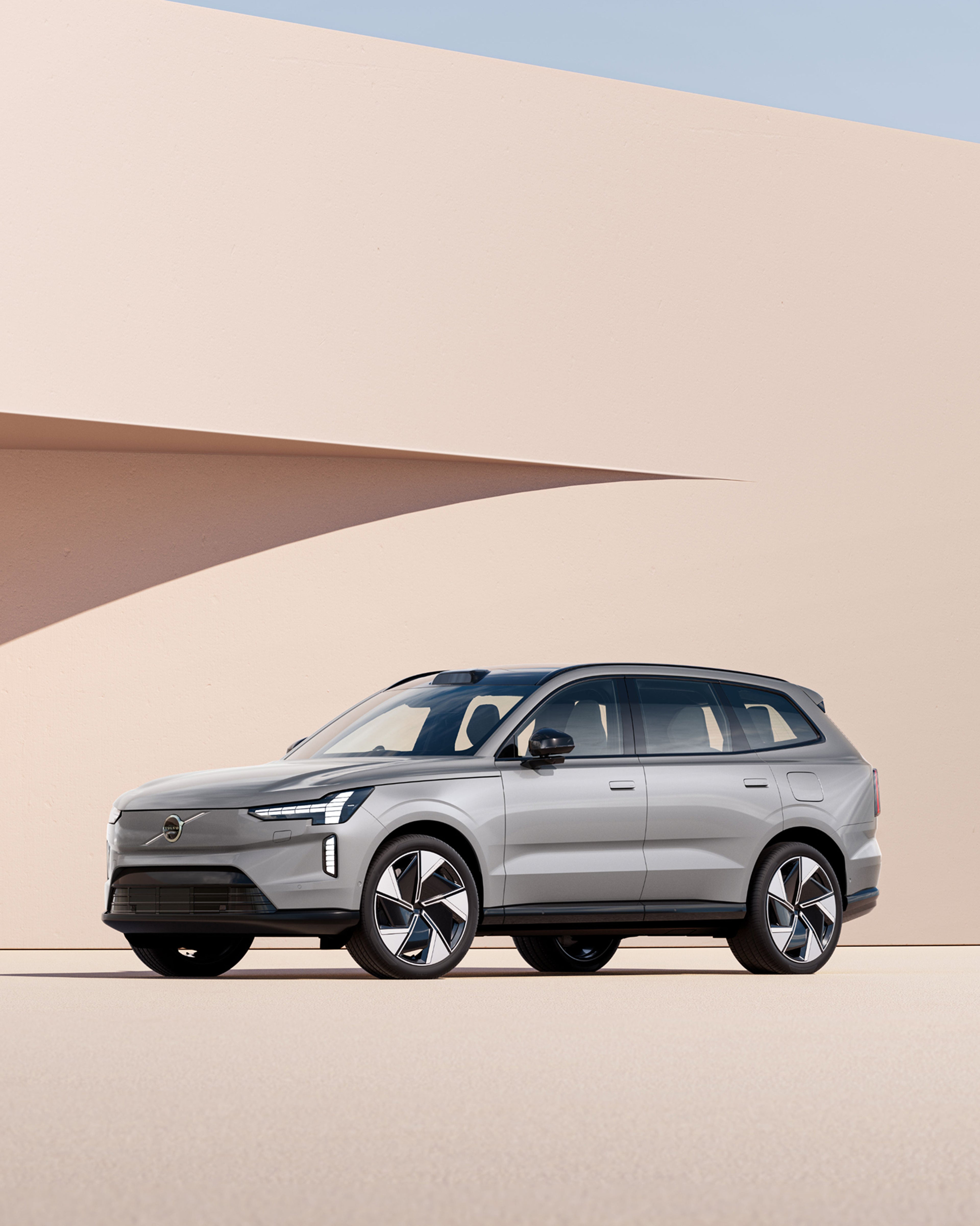 Vue avant de la Volvo EX90 électrique.