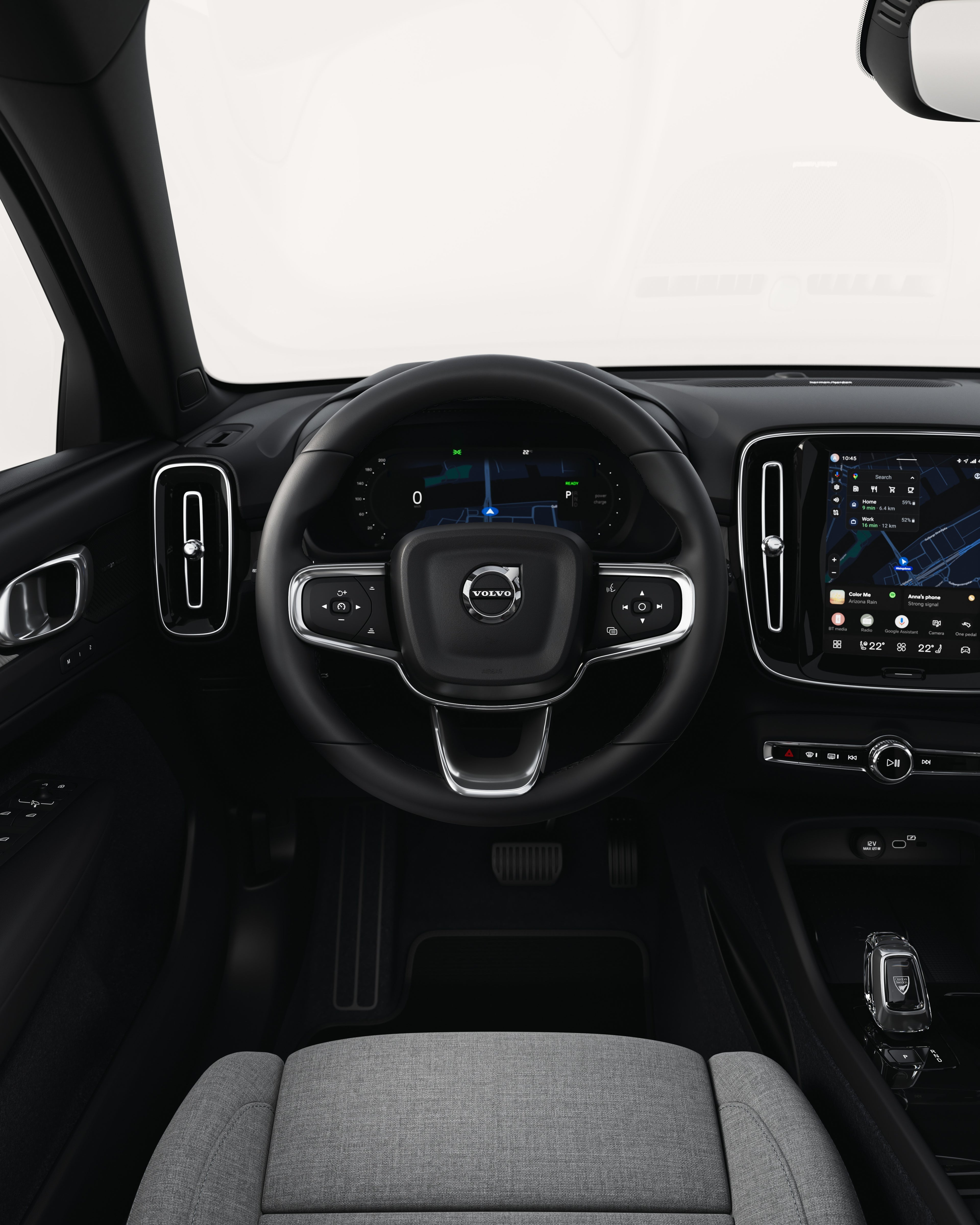 Écran tactile central affichant les commandes de navigation et multimédia dans le Volvo EC40.