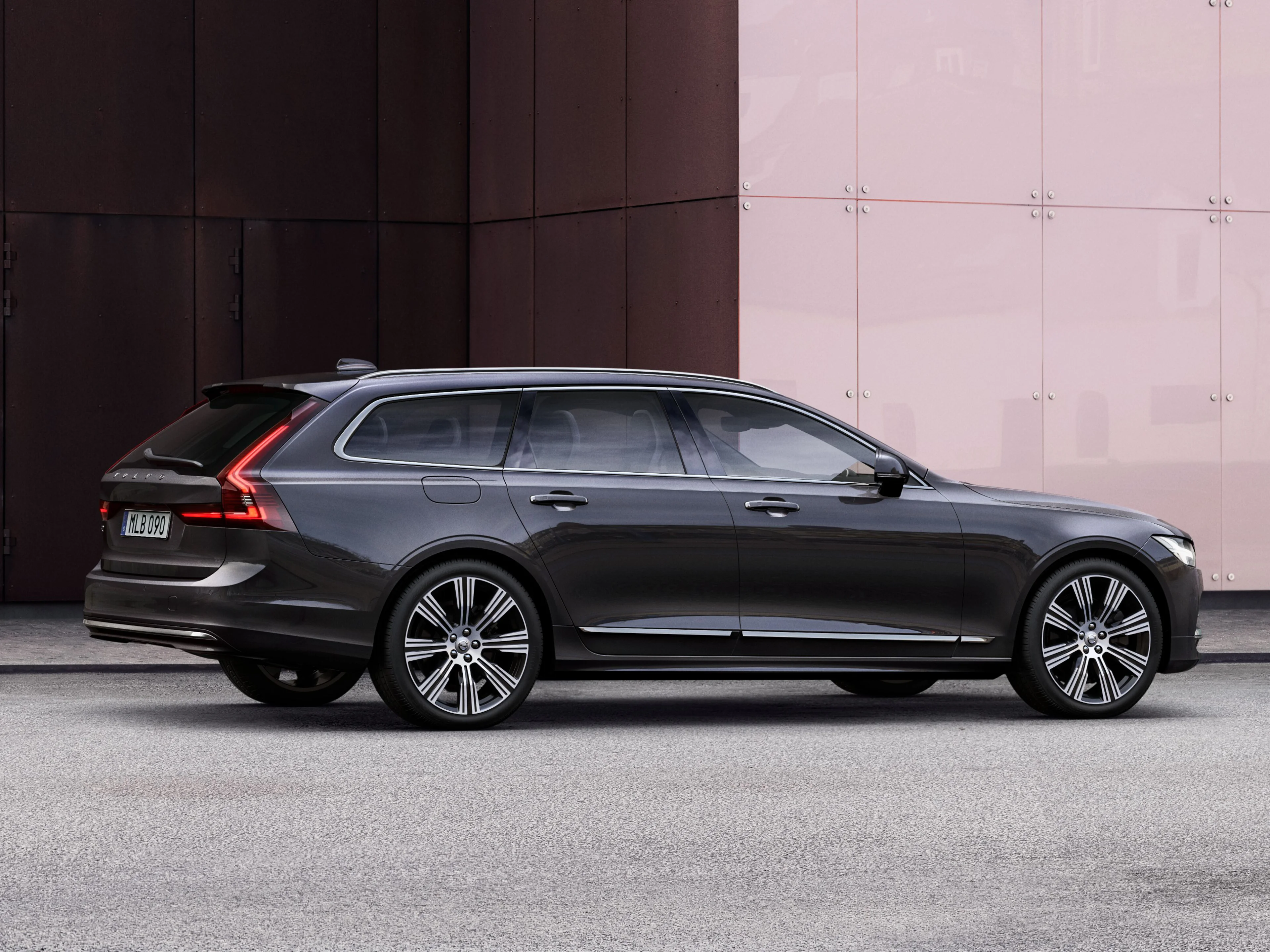 Una Volvo V90 nera davanti a un edificio