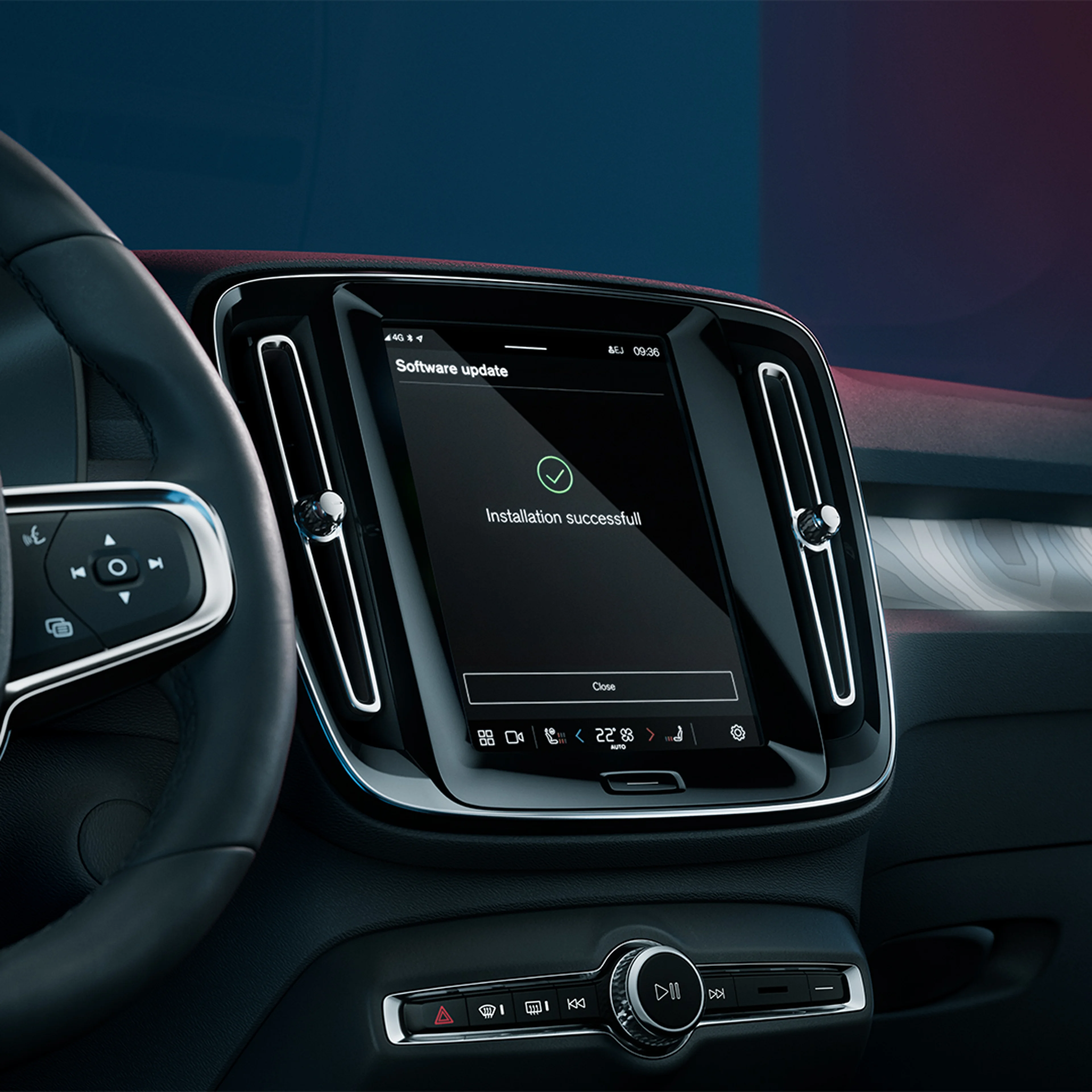 La pantalla central del Volvo EC40 muestra un mensaje de confirmación de actualización de software.