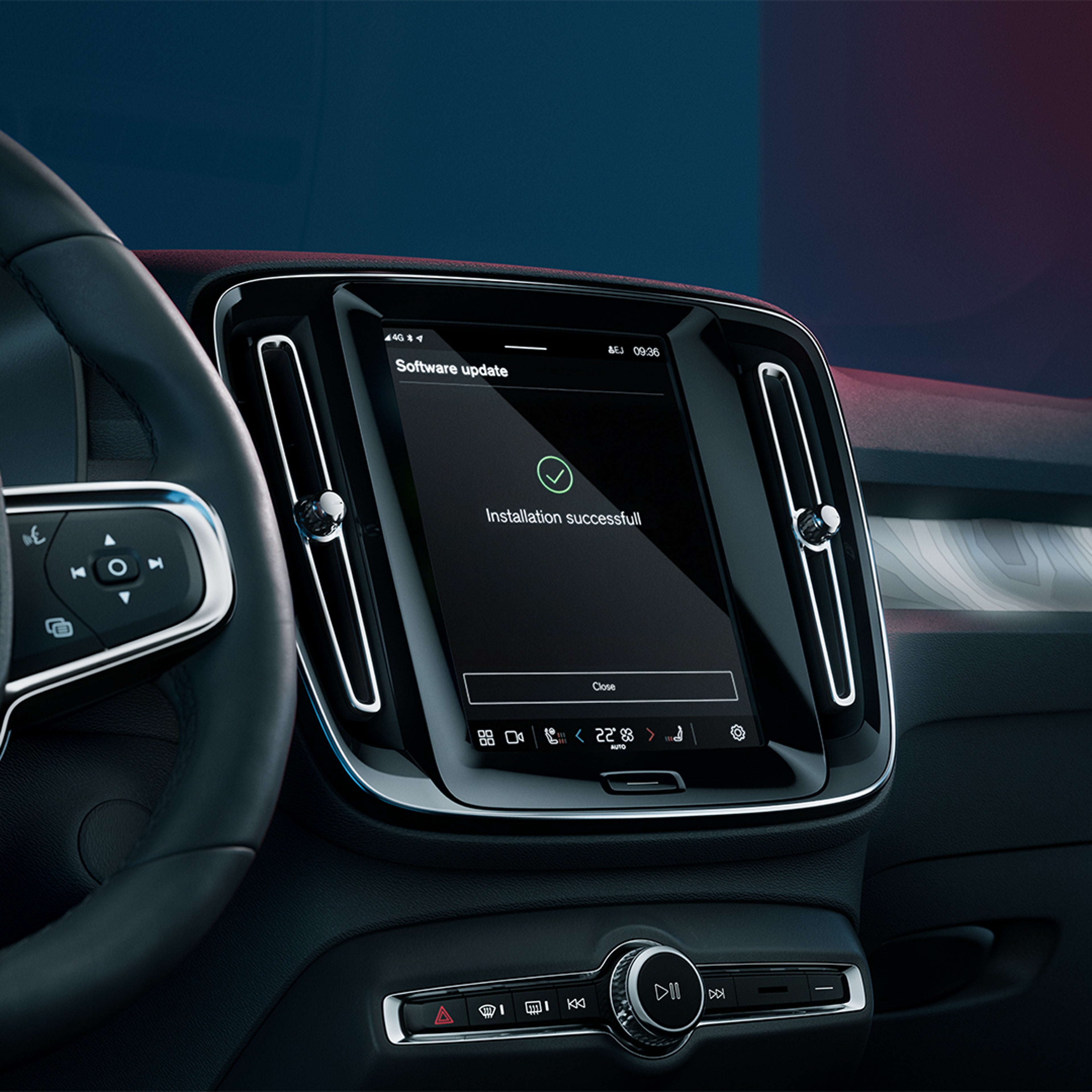 The Volvo EC40 centre display shows a software update confirmation message.