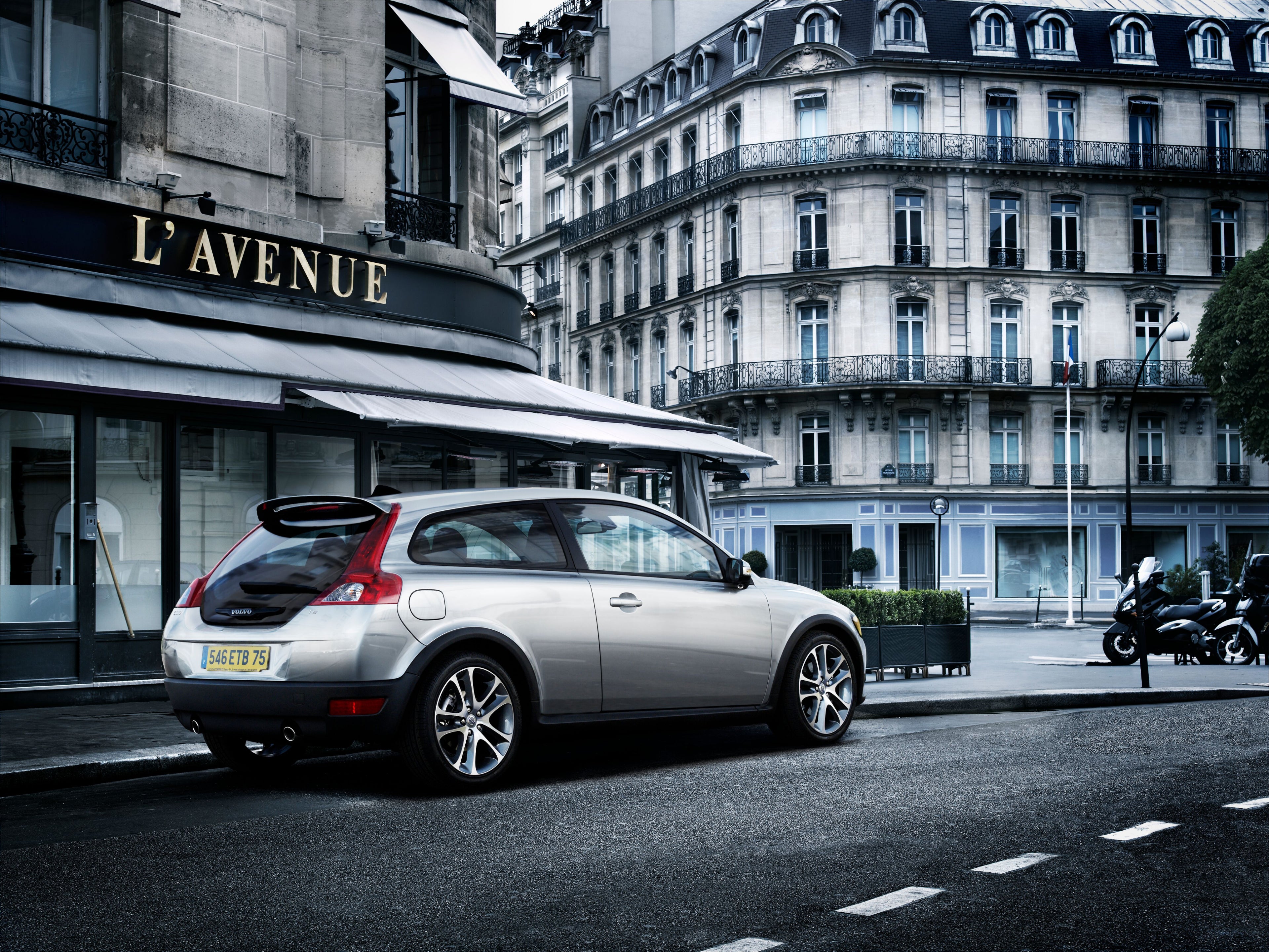 Un Volvo C30 fotografiado desde atrás en ángulo mientras está estacionado en una calle de París.