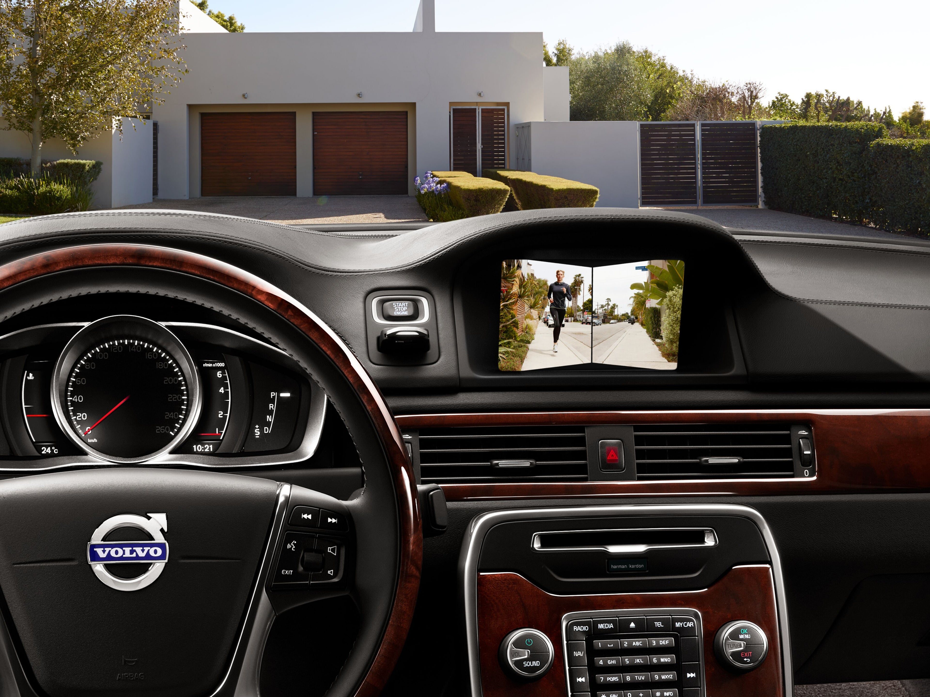 Picture showing the technology and safety systems inside a Volvo S80.