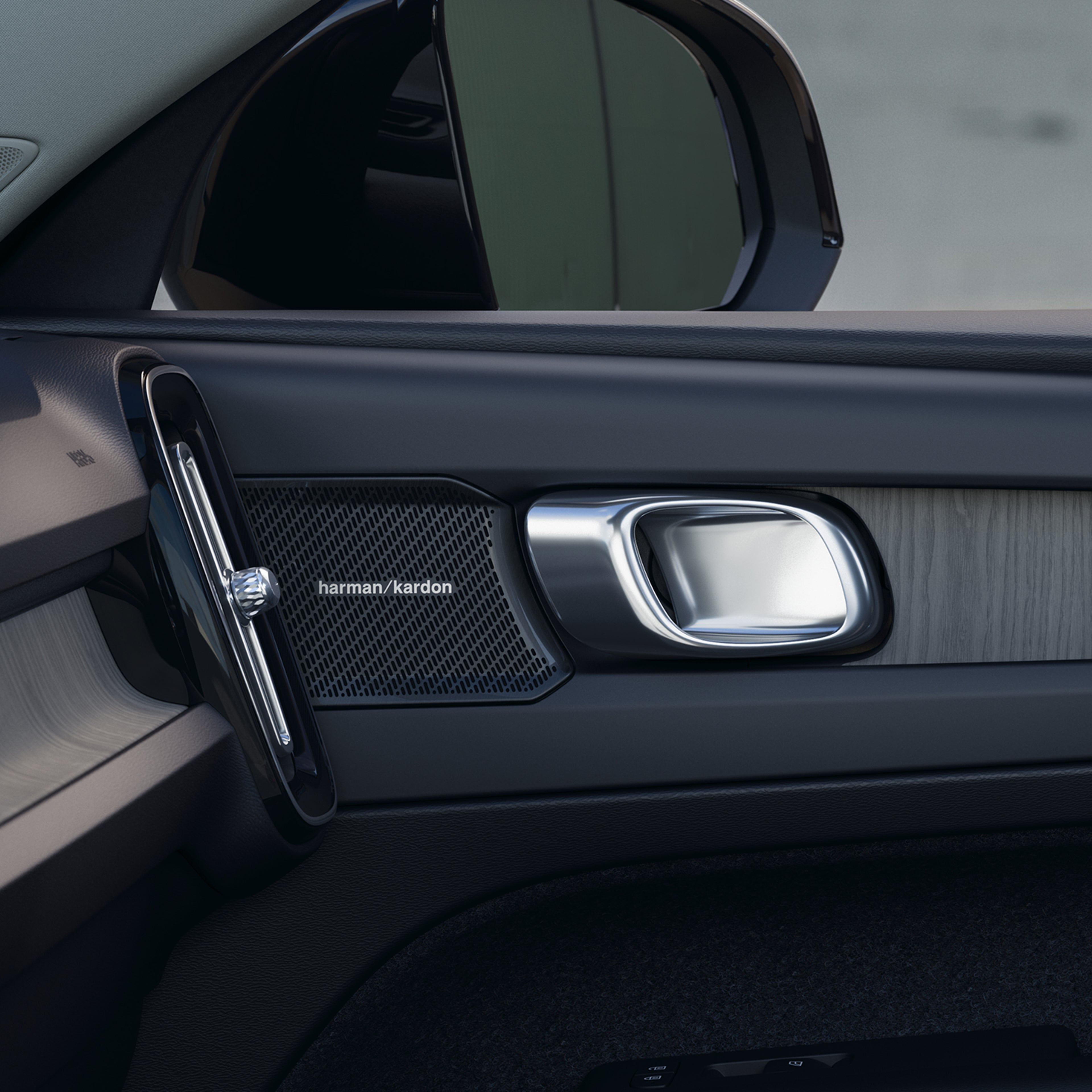 先進のエアピュリファイヤーを搭載したボルボXC40は、よりクリーンで健康的な空気で満たされたキャビンであなたとゲストをお迎えします。