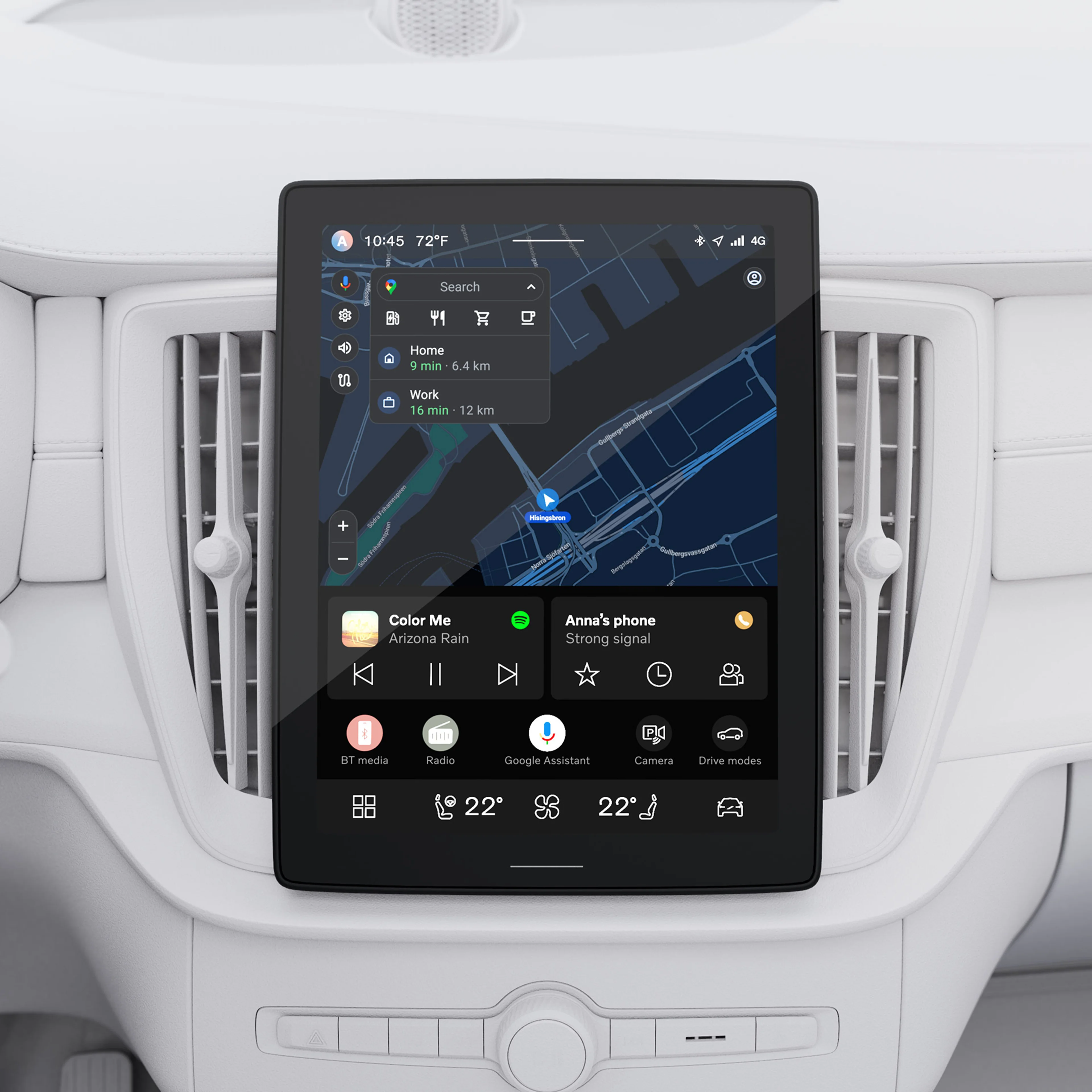Nahaufnahme des zentralen Displays des Volvo XC90, einschließlich Karten und Medienbedienelementen