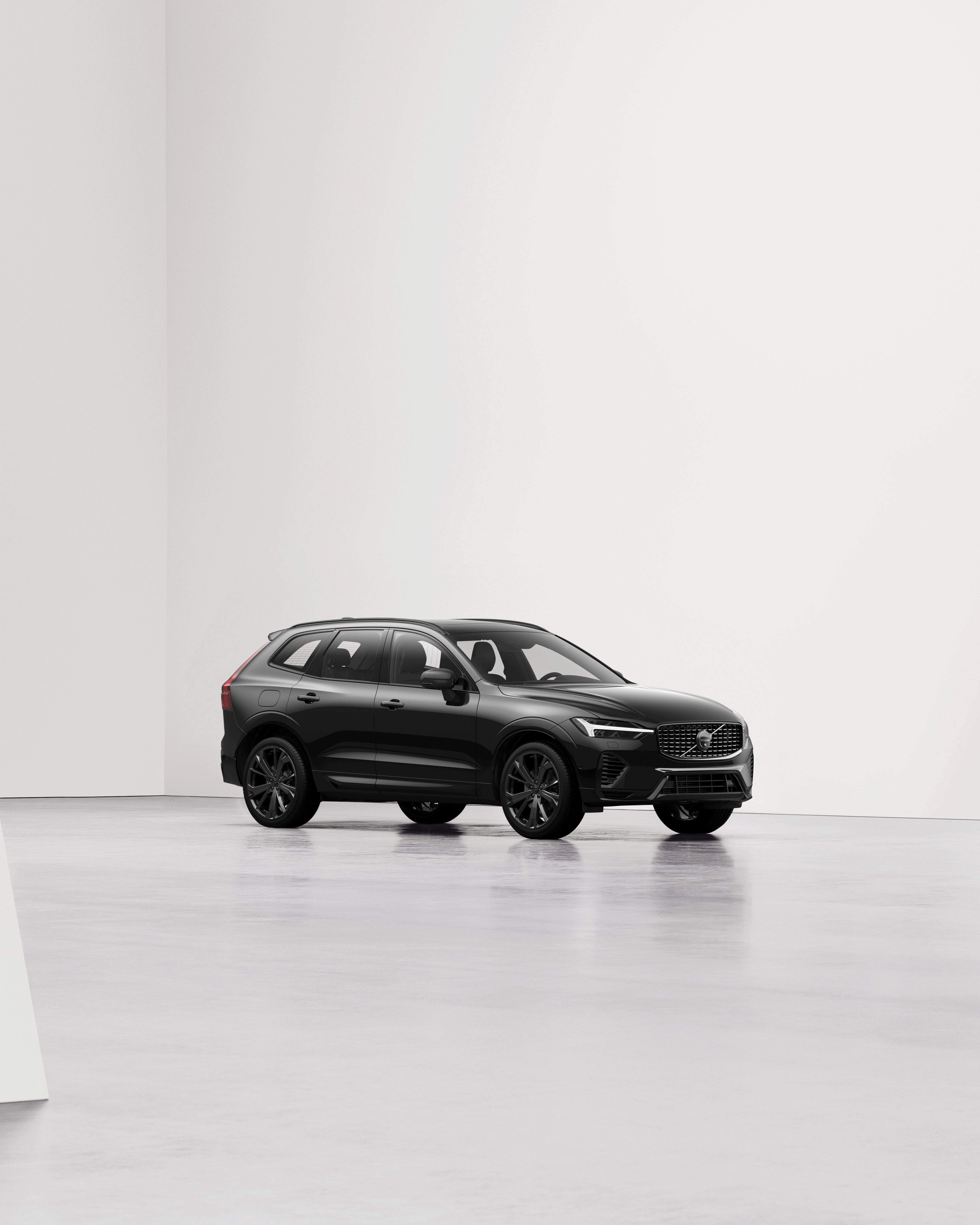 Seitliche Ansicht eines Volvo XC60 Black Edition Mild-Hybrid.