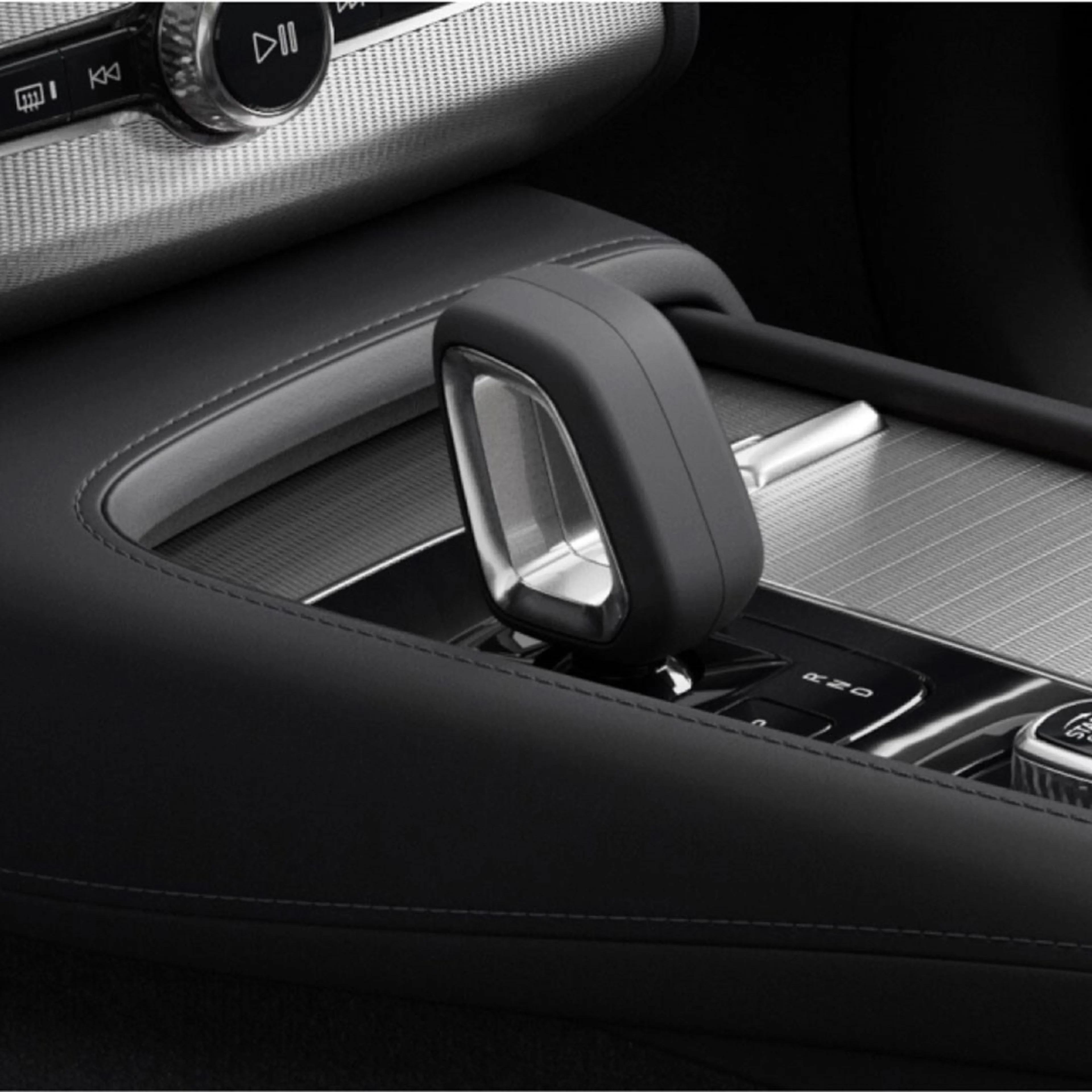Una palanca de cambios de auténtico cristal sueco de Orrefors en un Volvo XC90.