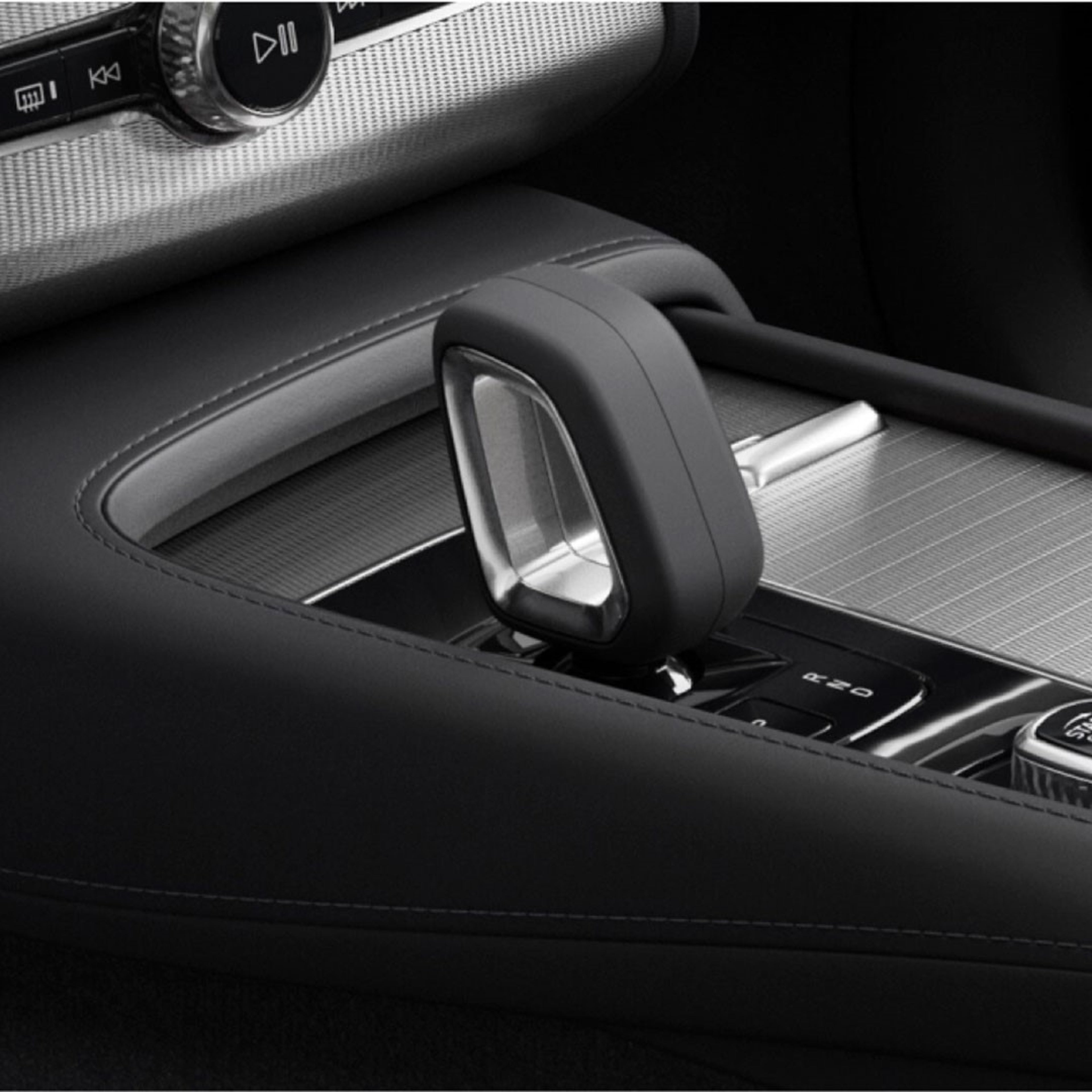 Una palanca de cambios de auténtico cristal sueco de Orrefors en un Volvo XC90.