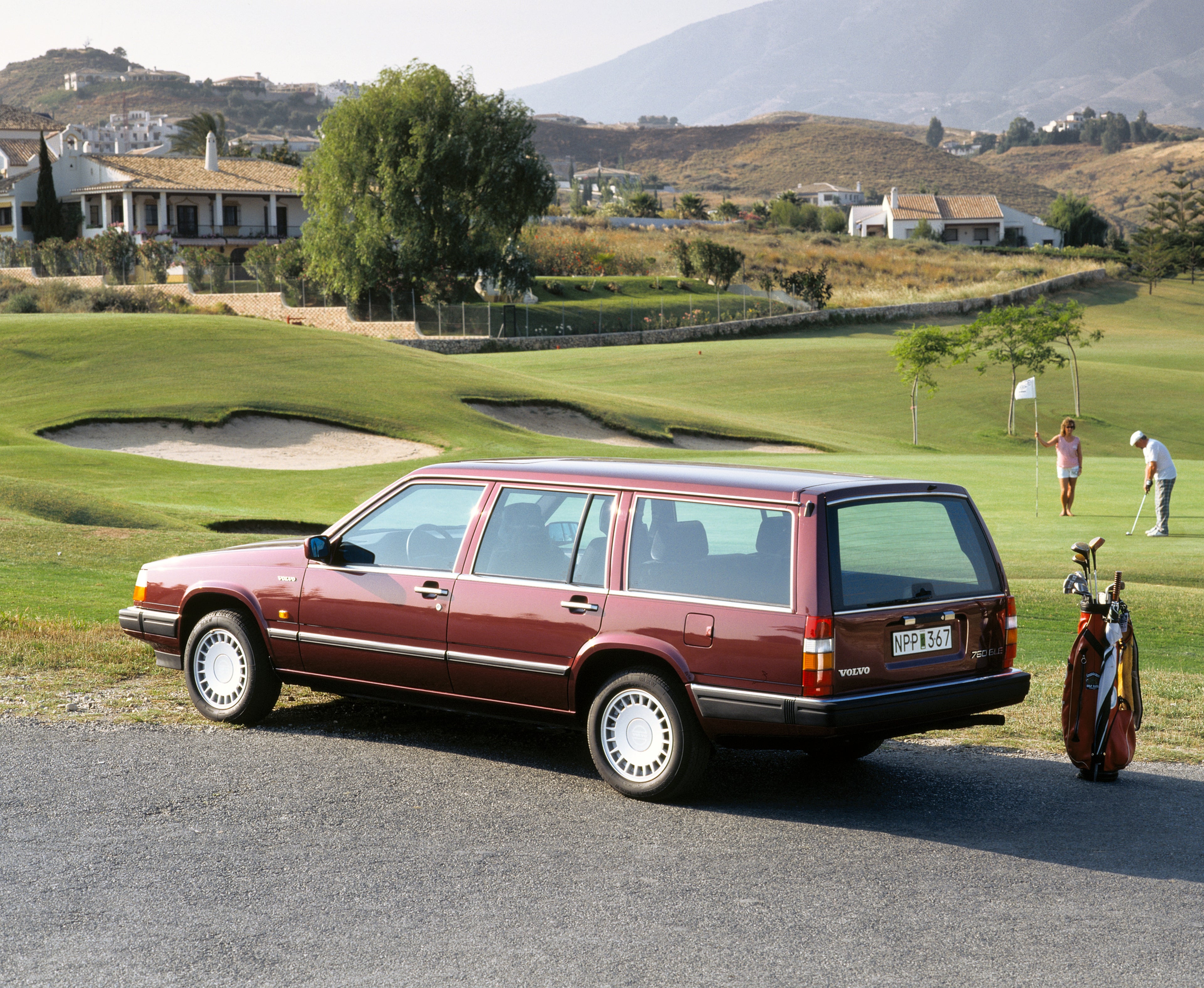 Break Volvo 760 garé dans le désert.