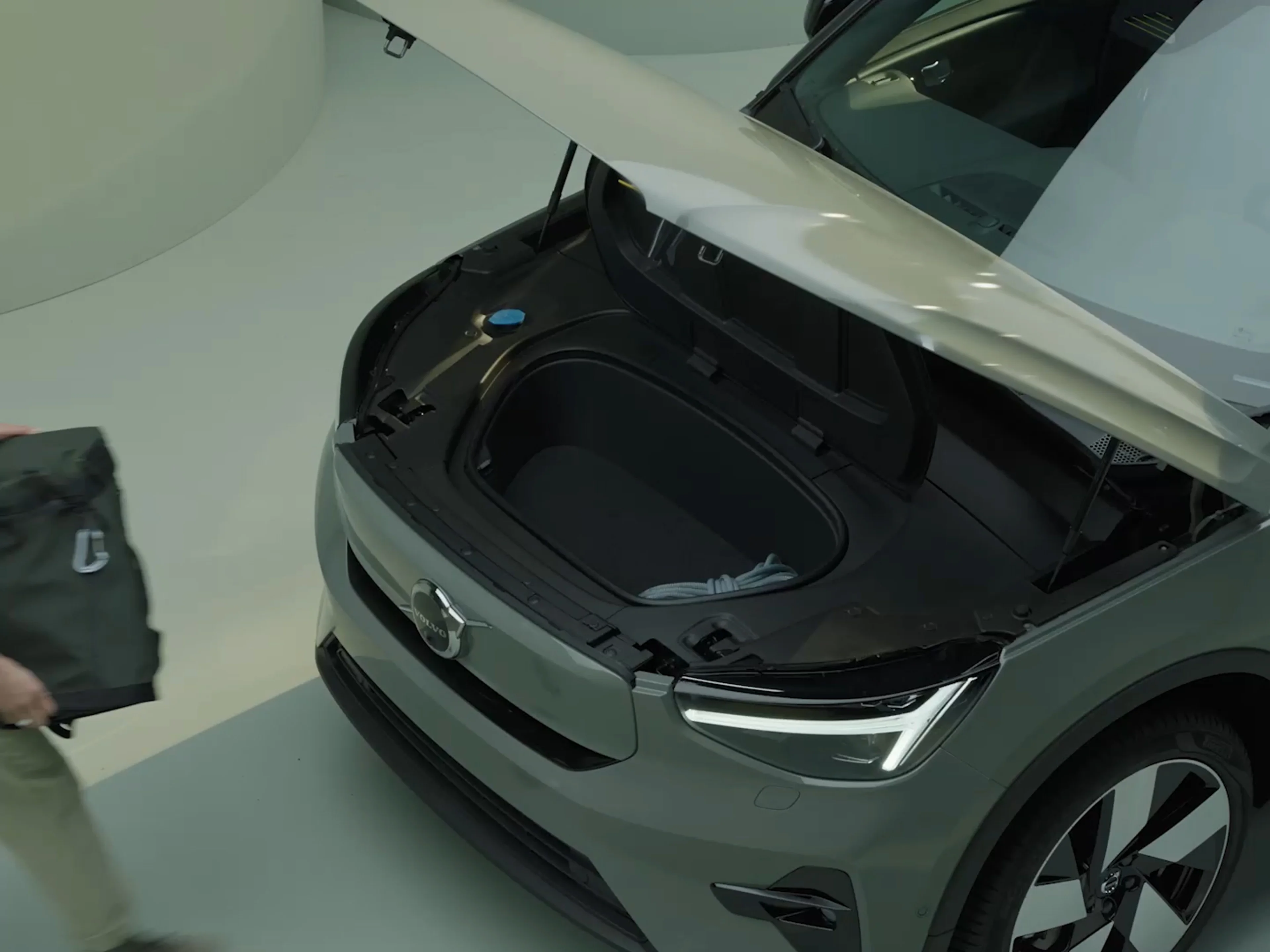 The open bonnet of the fully electric Volvo EC40 reveals the front load compartment.