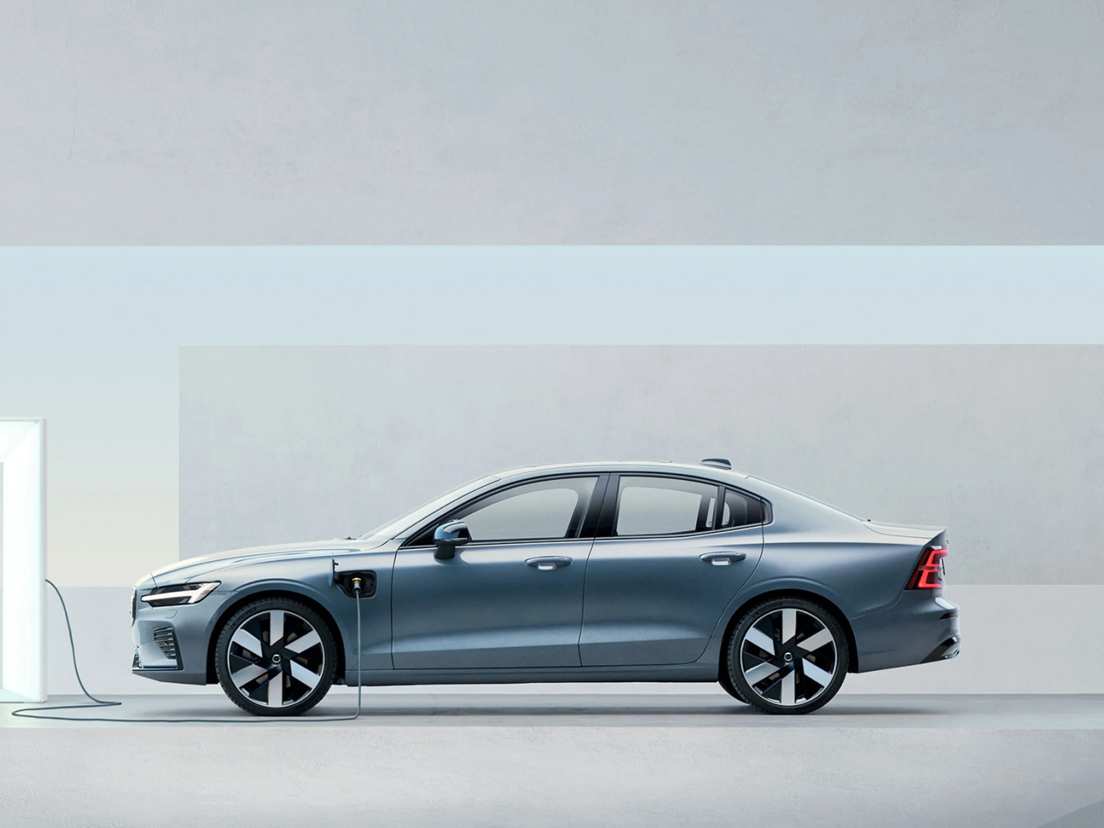 صورة جانبية لفولفو S60 Recharge الهجينة القابلة للشحن.