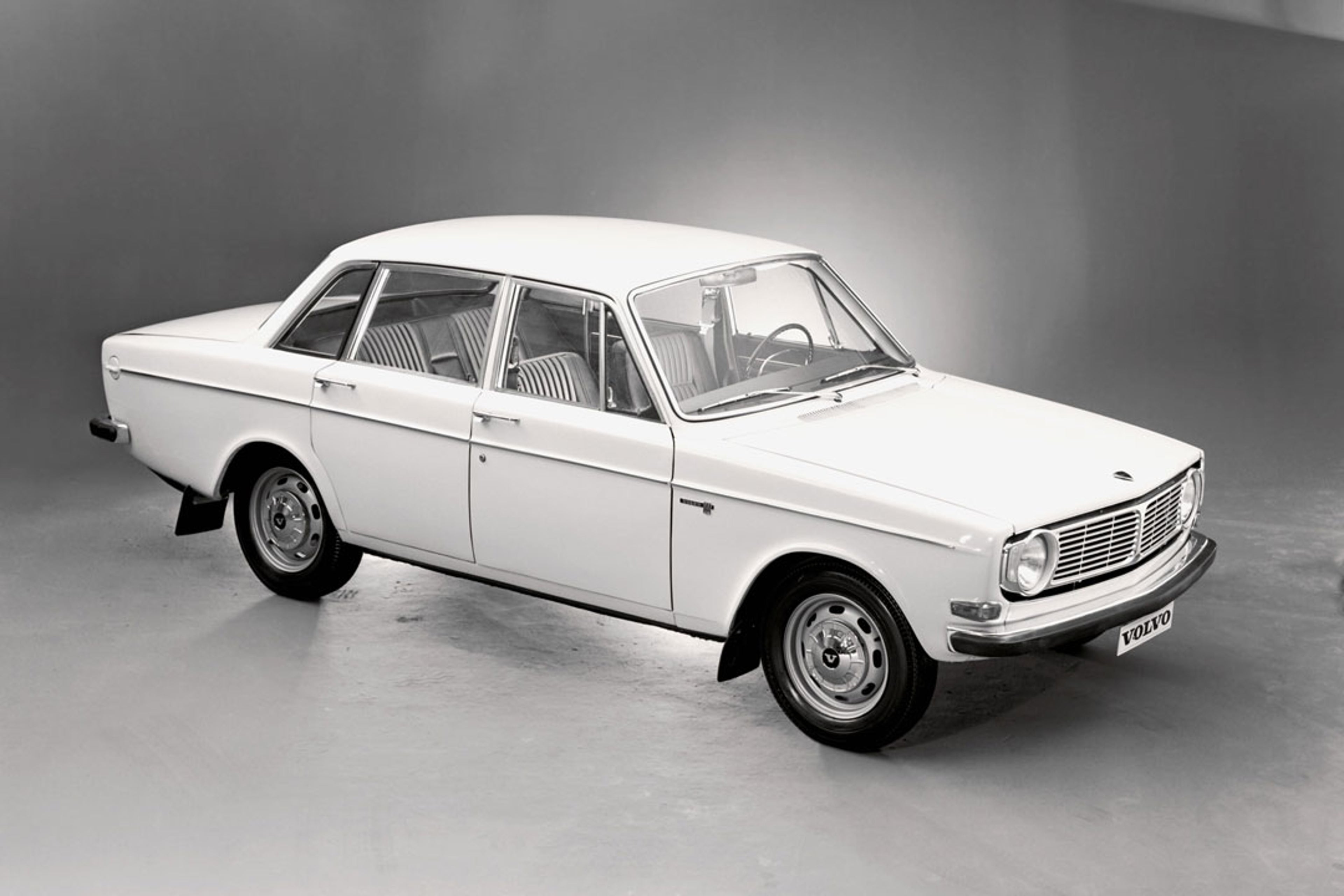 Un Volvo 142 blanco en un estudio.