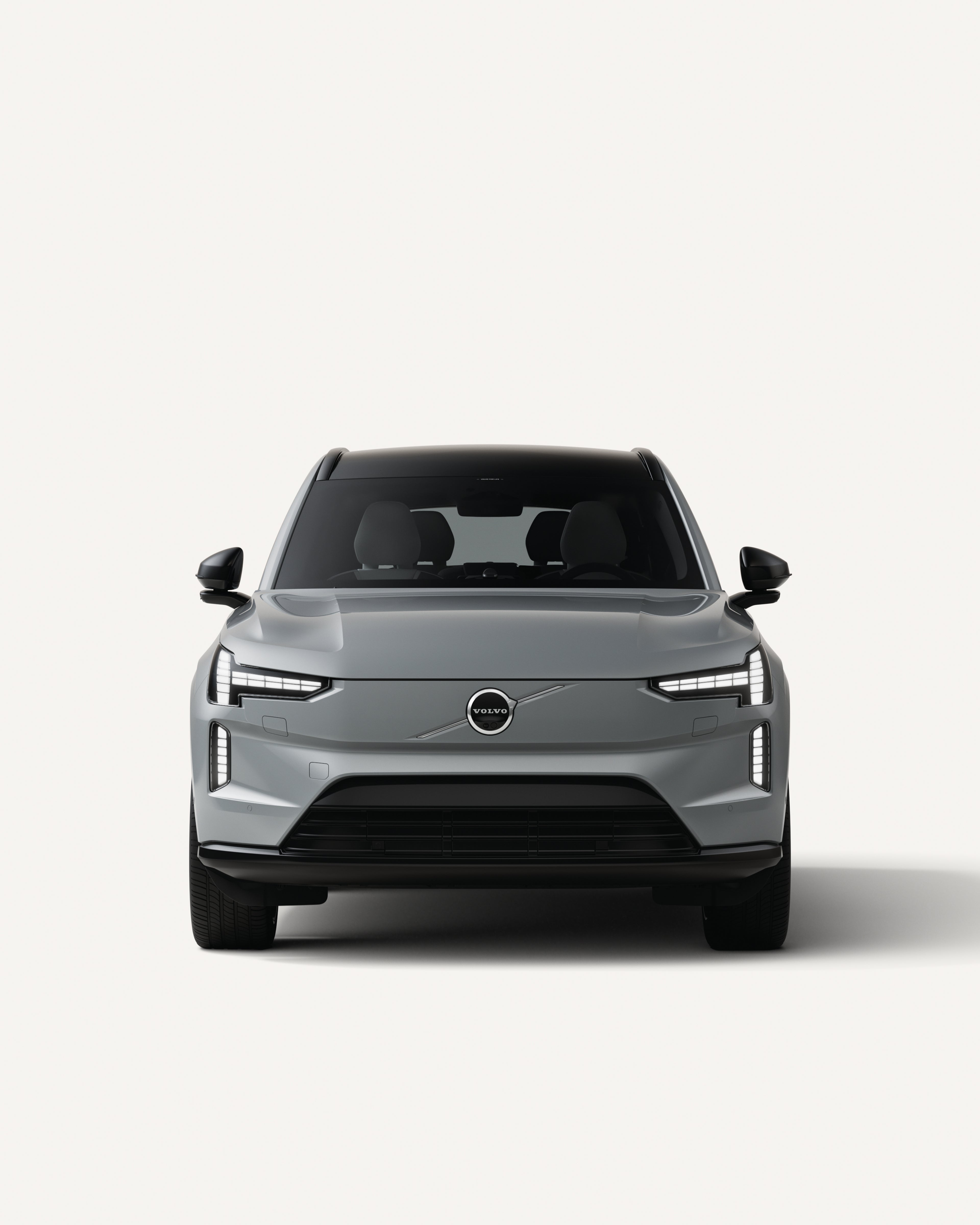 Vue avant de la Volvo EX90 dans un studio blanc.