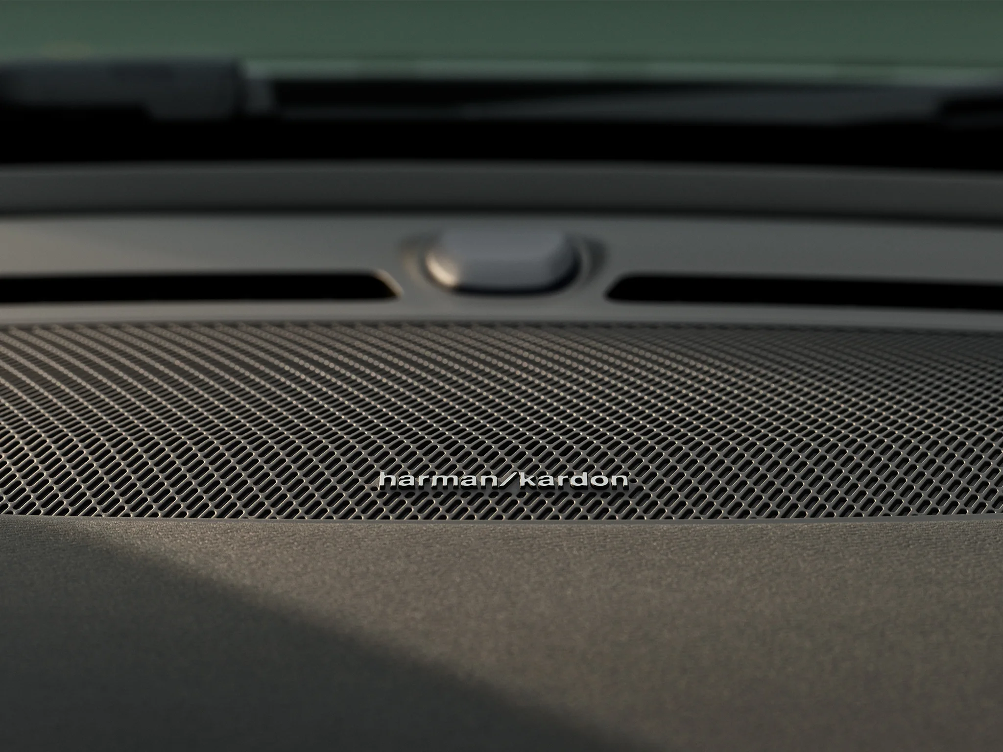 Détail d'une enceinte Harman Kardon dans la porte d'une Volvo XC40 Recharge