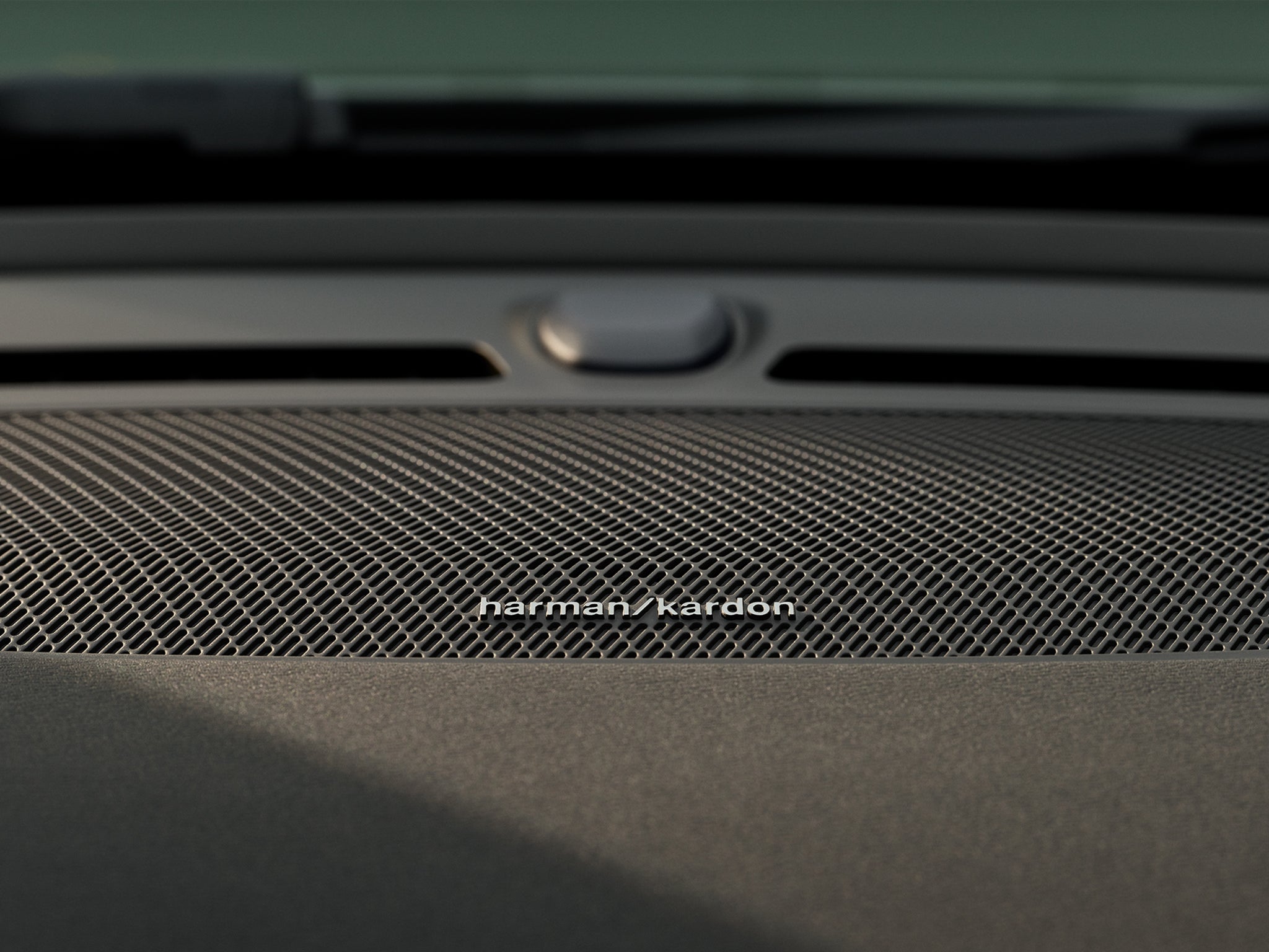 صورة تفصيلية لمكبر الصوت Harman Kardon في باب فولفو XC40 Recharge