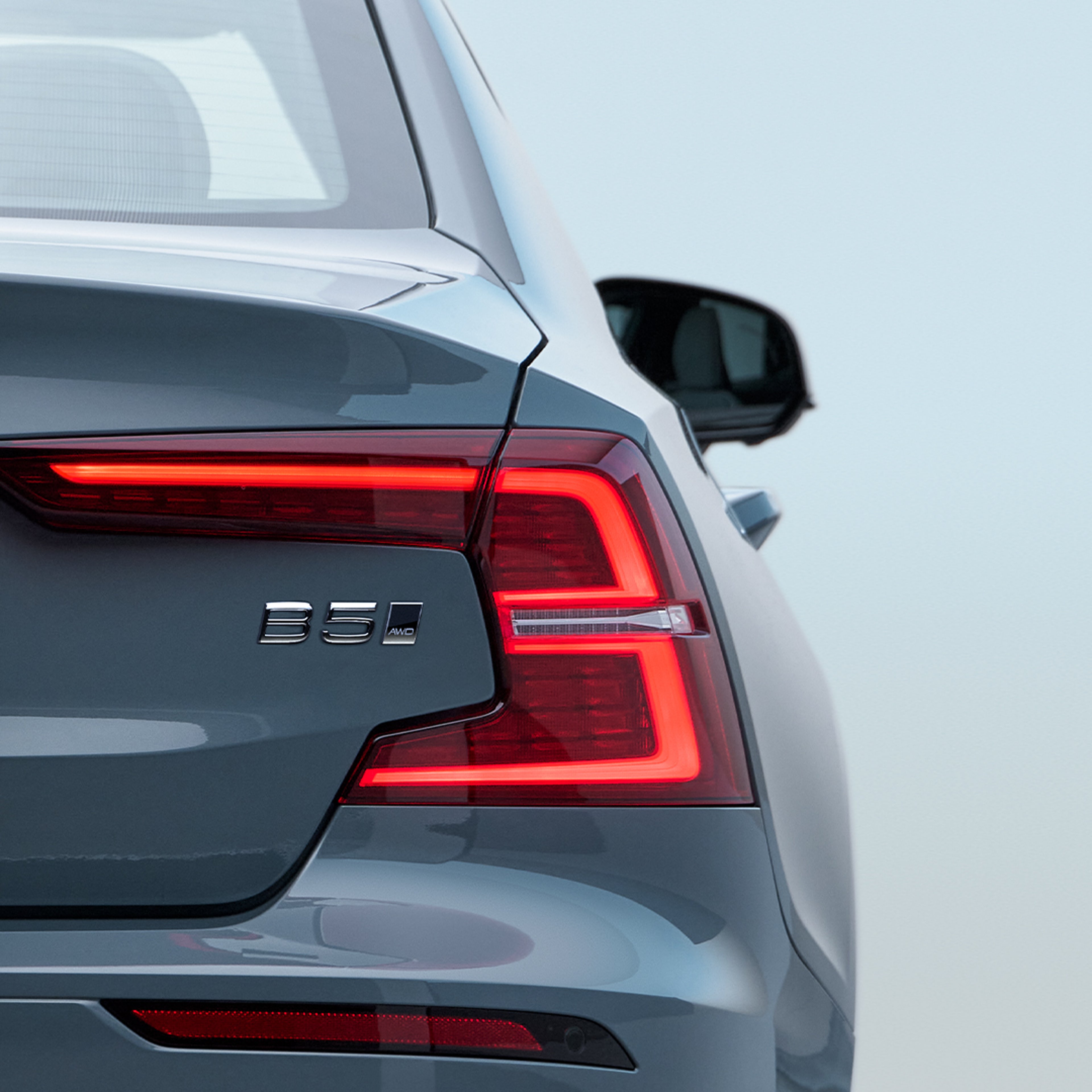 Tylne światła LED w sedanie Volvo S60 widzianym z tyłu