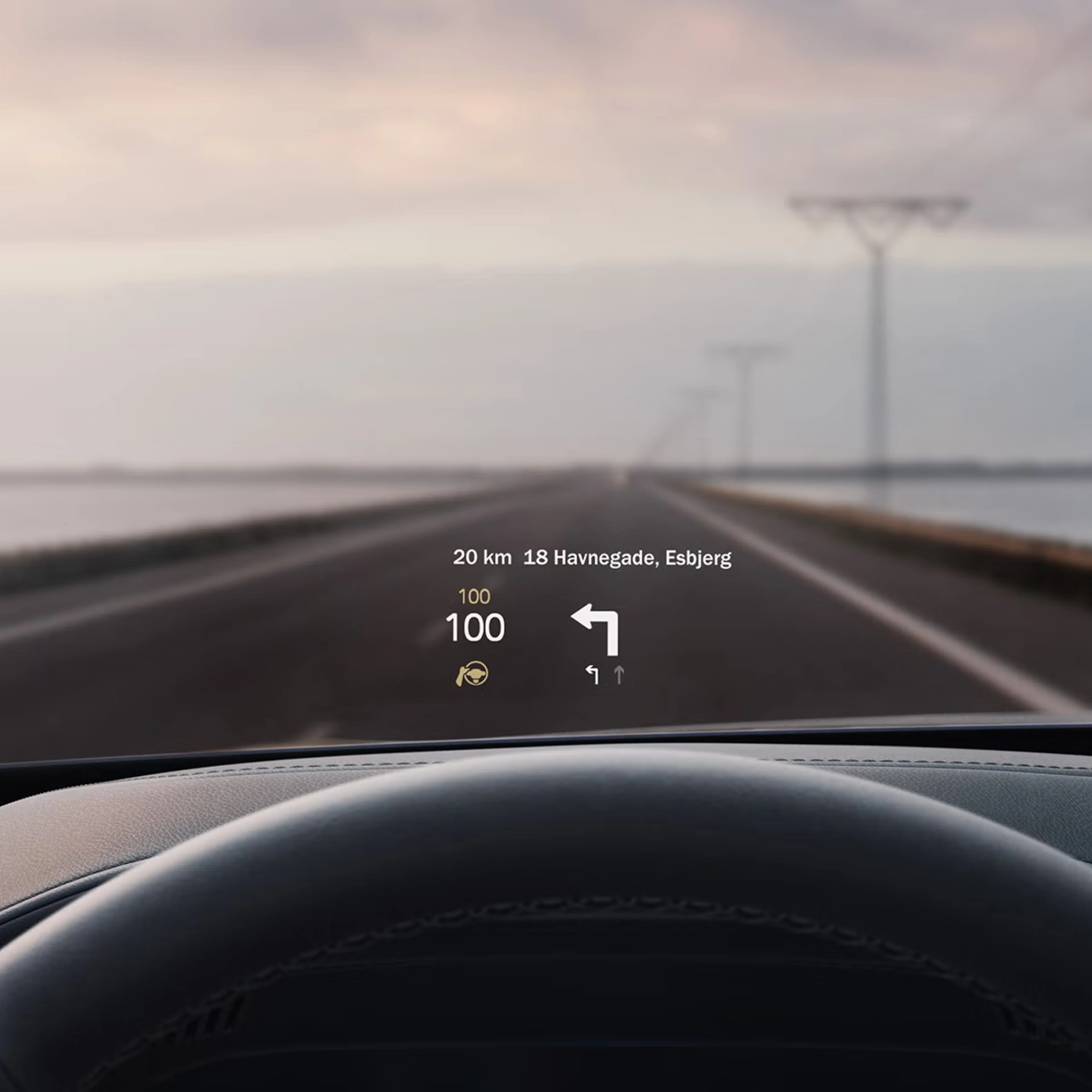 Interior de un Volvo: la pantalla proyectada muestra la velocidad de conducción y la navegación en el parabrisas.