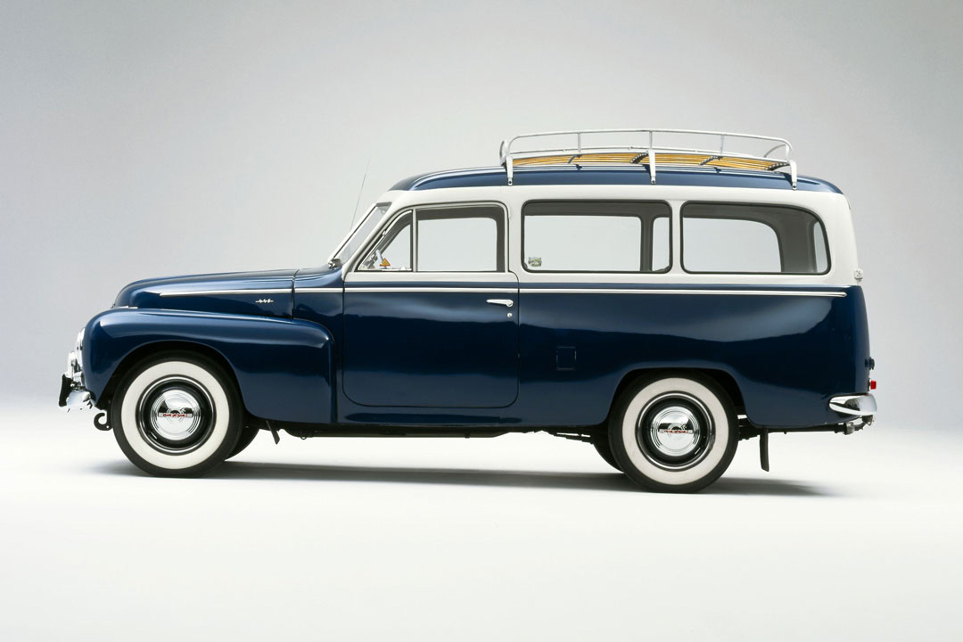 Una foto de estudio que muestra el Volvo PV445.