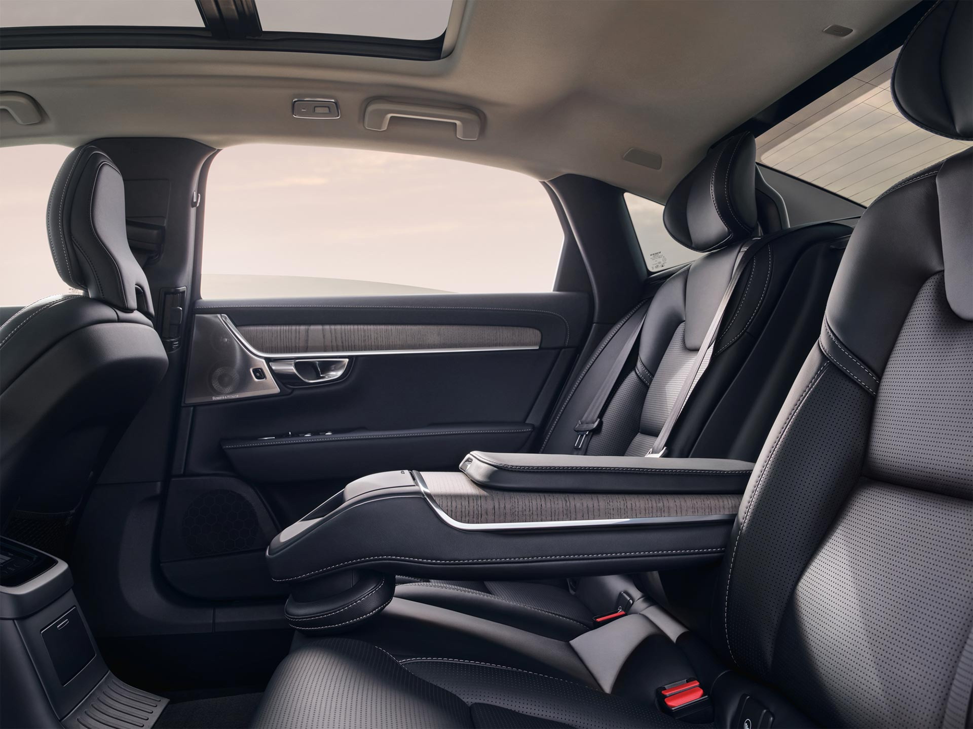 Rear seats with generous legroom and the exclusive center armrest in the S90 Recharge.