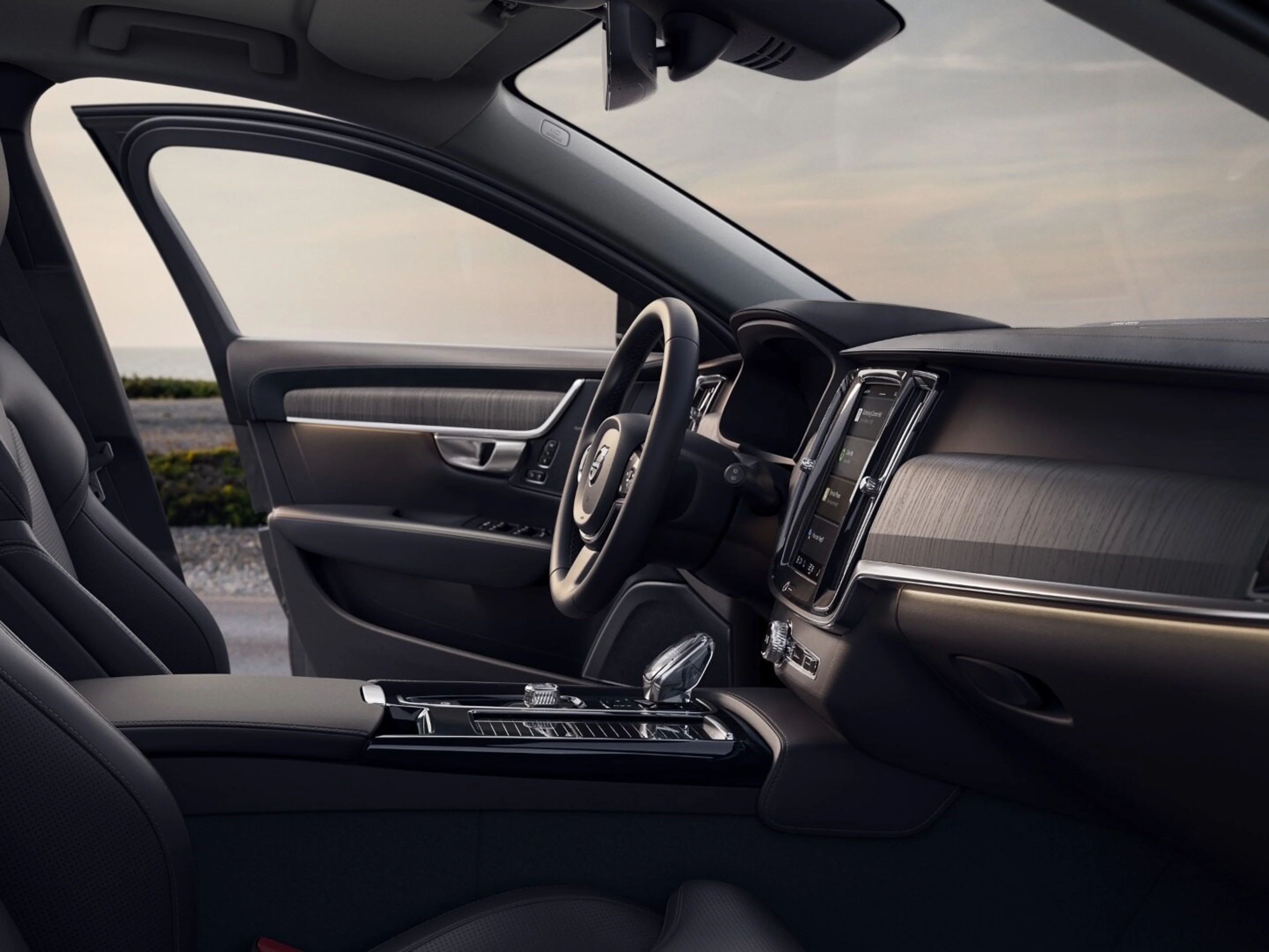 Grijze Volvo V90 Plug-in hybrid in mooie architectonische ruimte.