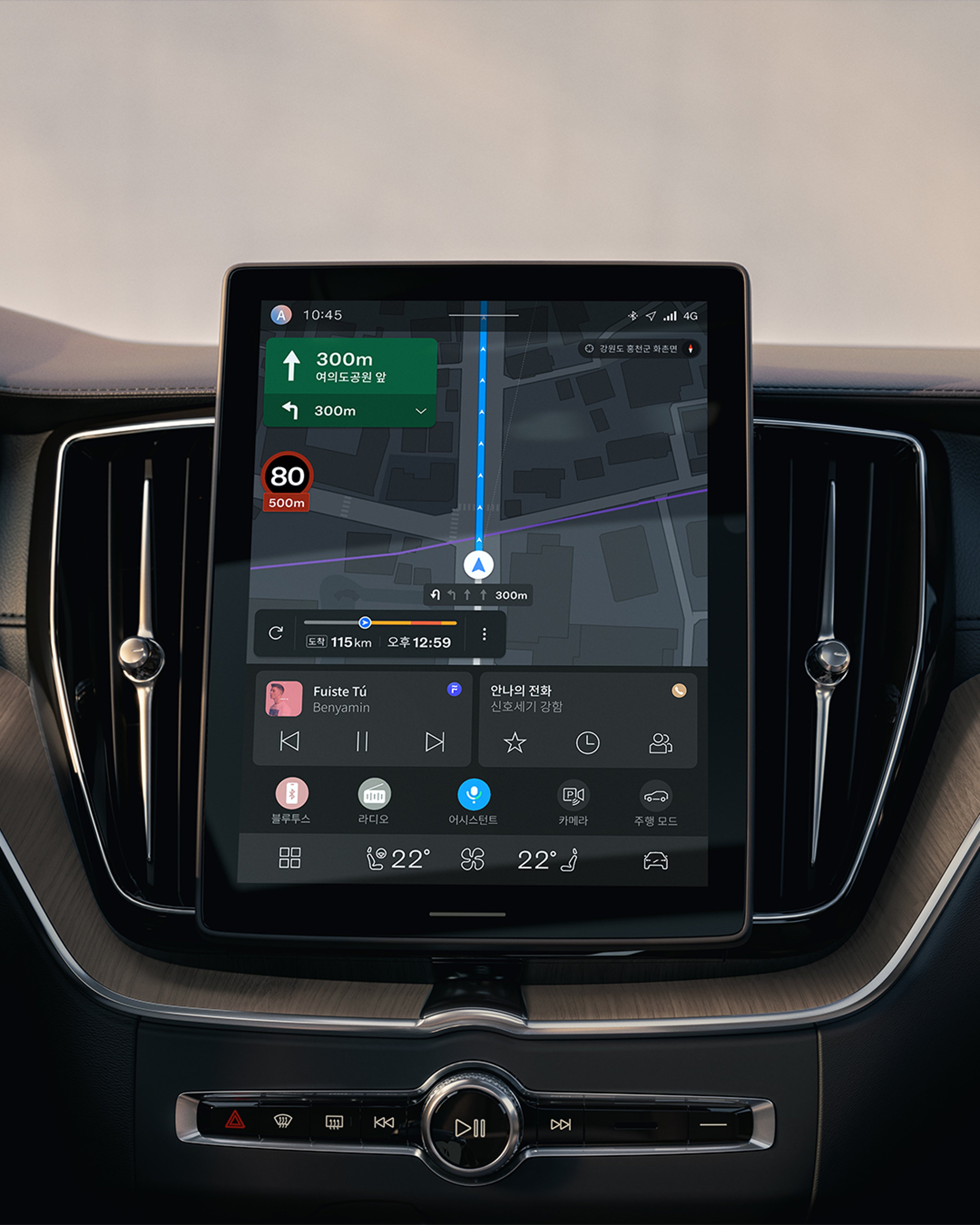 Volvo XC60의 내비게이션 및 미디어 컨트롤을 보여주는 터치스크린 중앙 디스플레이.