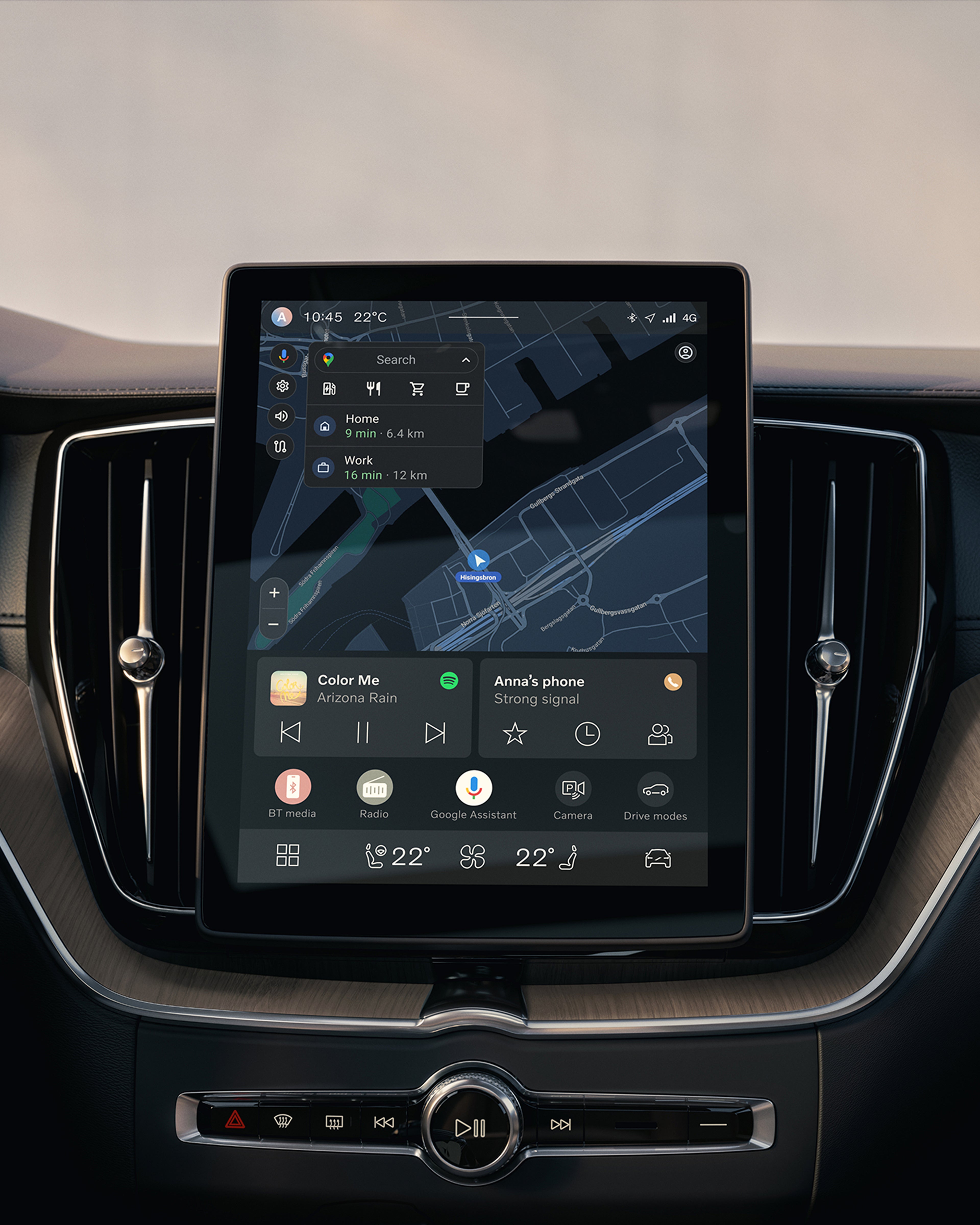 Pantalla táctil central que muestra los controles de navegación y multimedia en el Volvo XC60.